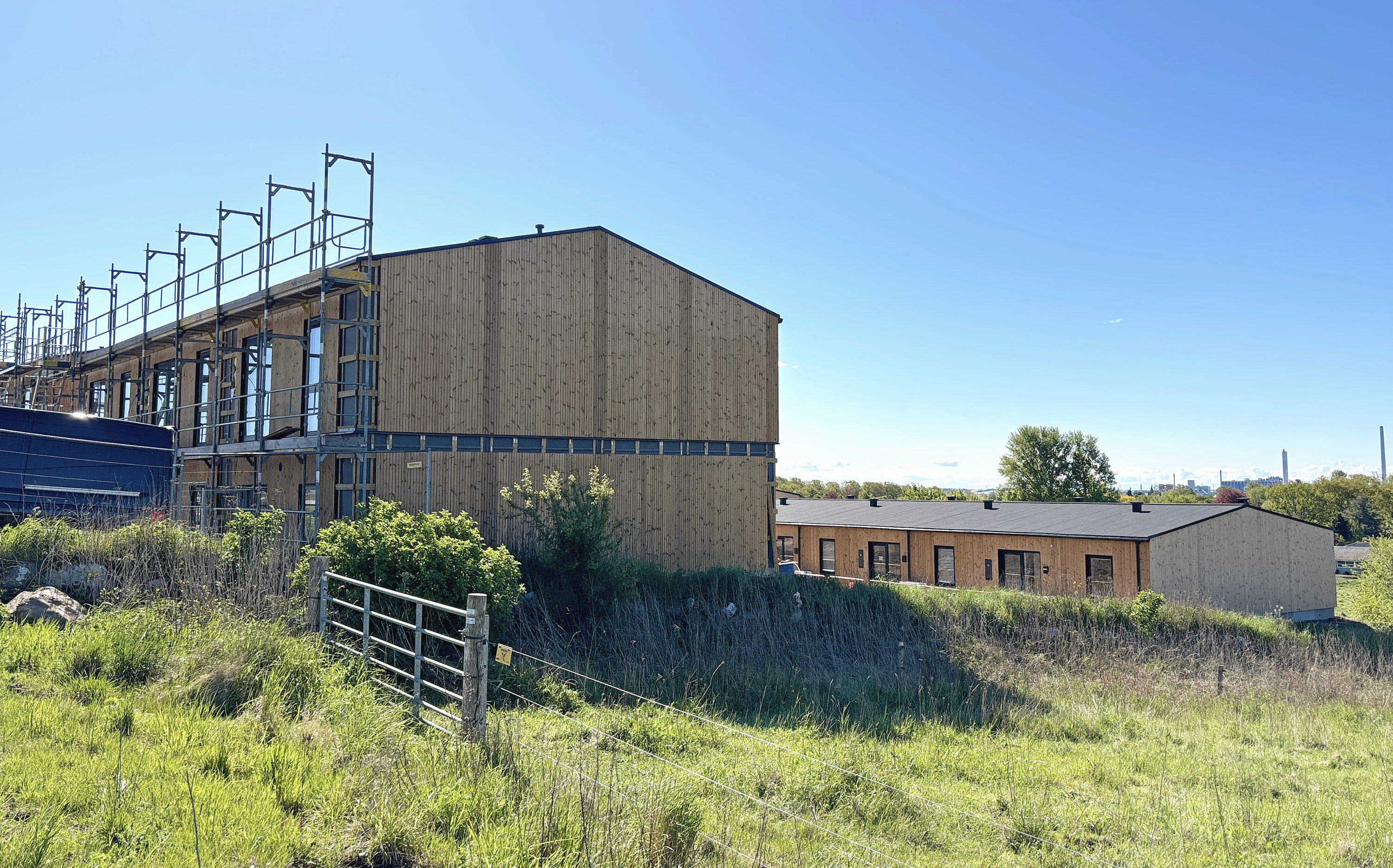 Nu er de første flyttet ind i byggeri på Herredsåsen i Kalundborg, som Thybo Ejendomsudvikling står bag. Fra bar mark til at beboere kunne flytte ind er der kun gået fire måneder.