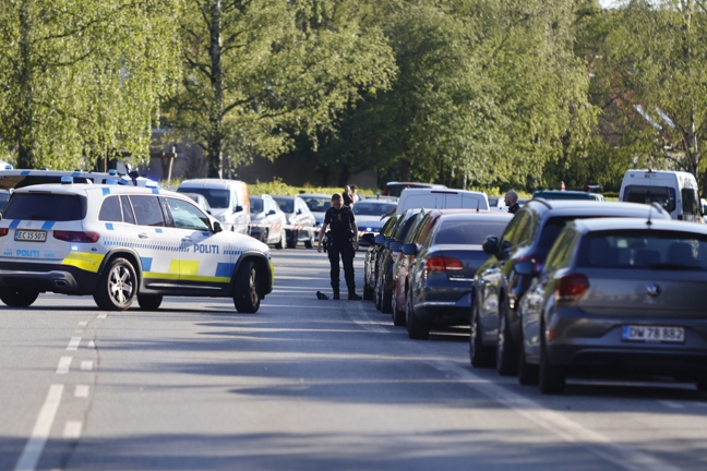 Politiet afspærrede blandt andet Novembervej efter skyderiet sent fredag eftermiddag. - Presse-fotos.dk Politiet afspærrede blandt andet Novembervej efter skyderiet sent fredag eftermiddag.