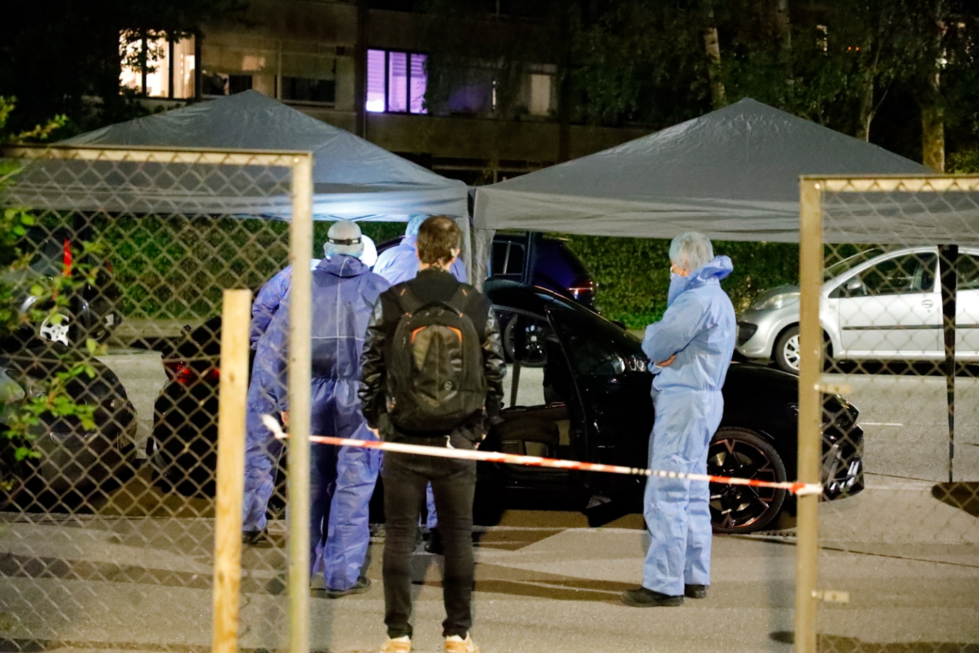 Politifolk undersøger bilen, som den 35-årige skuddræbte mand sad i. - Presse-fotos.dk Politifolk undersøger bilen, som den 35-årige skuddræbte mand sad i.