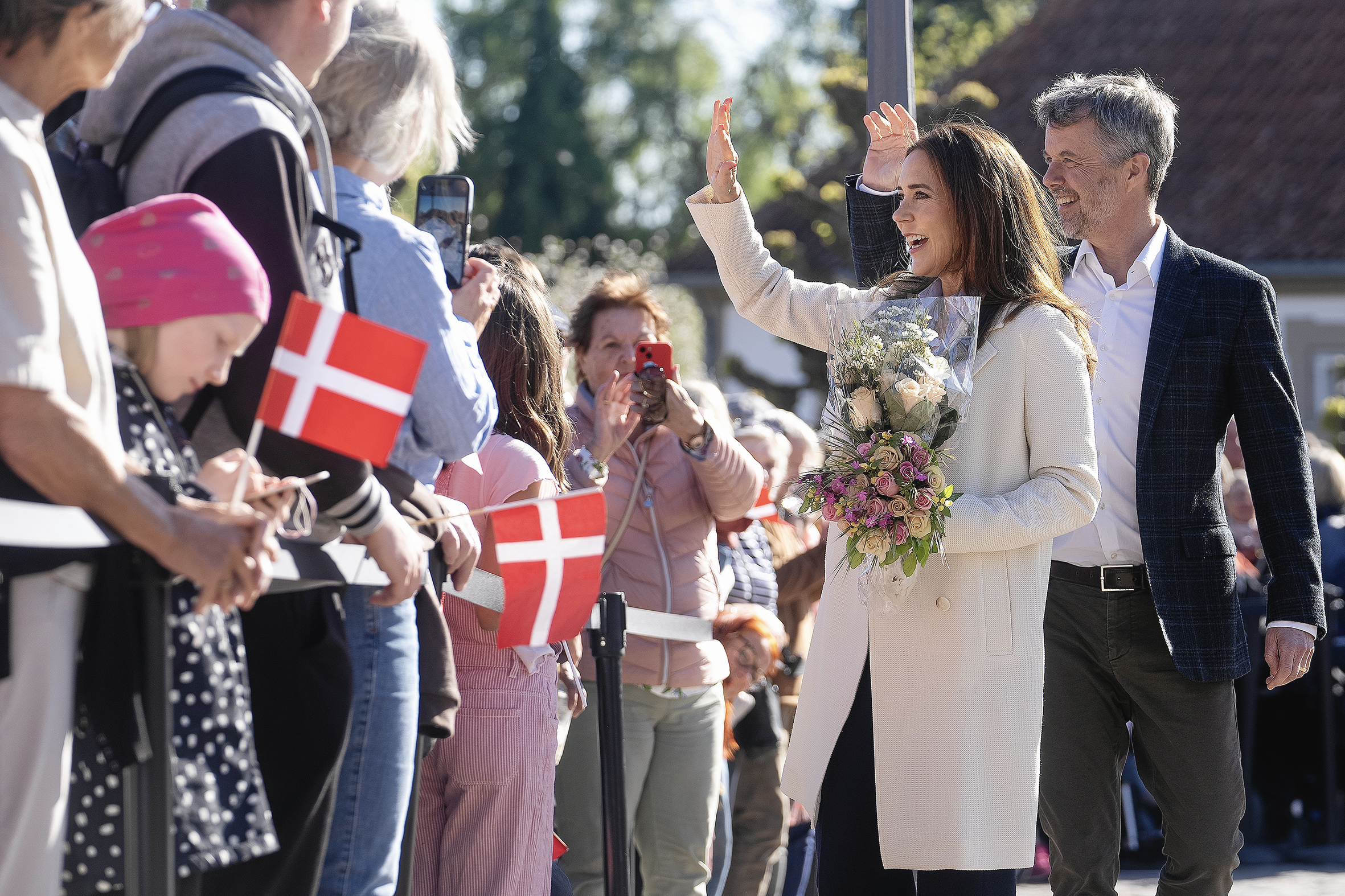 Kongeparret hilser på de fremmødte.