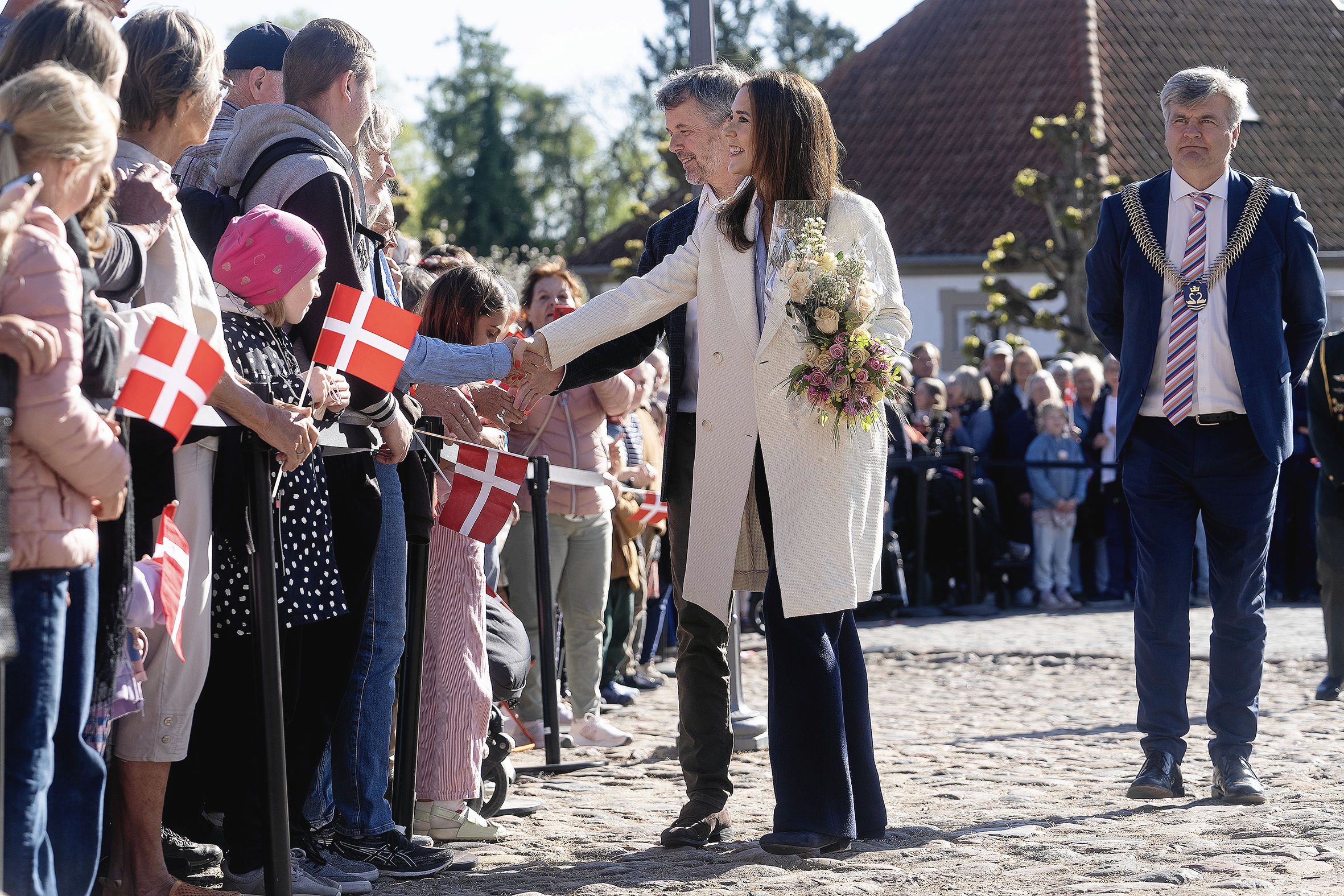 Kong Frederik og dronning Mary blev tiljublet af de mange fremmmødte på slotspladsen, da det mandag blev markeret, at kongefamilien er rykket til Fredensborg Slot for sommerperioden.