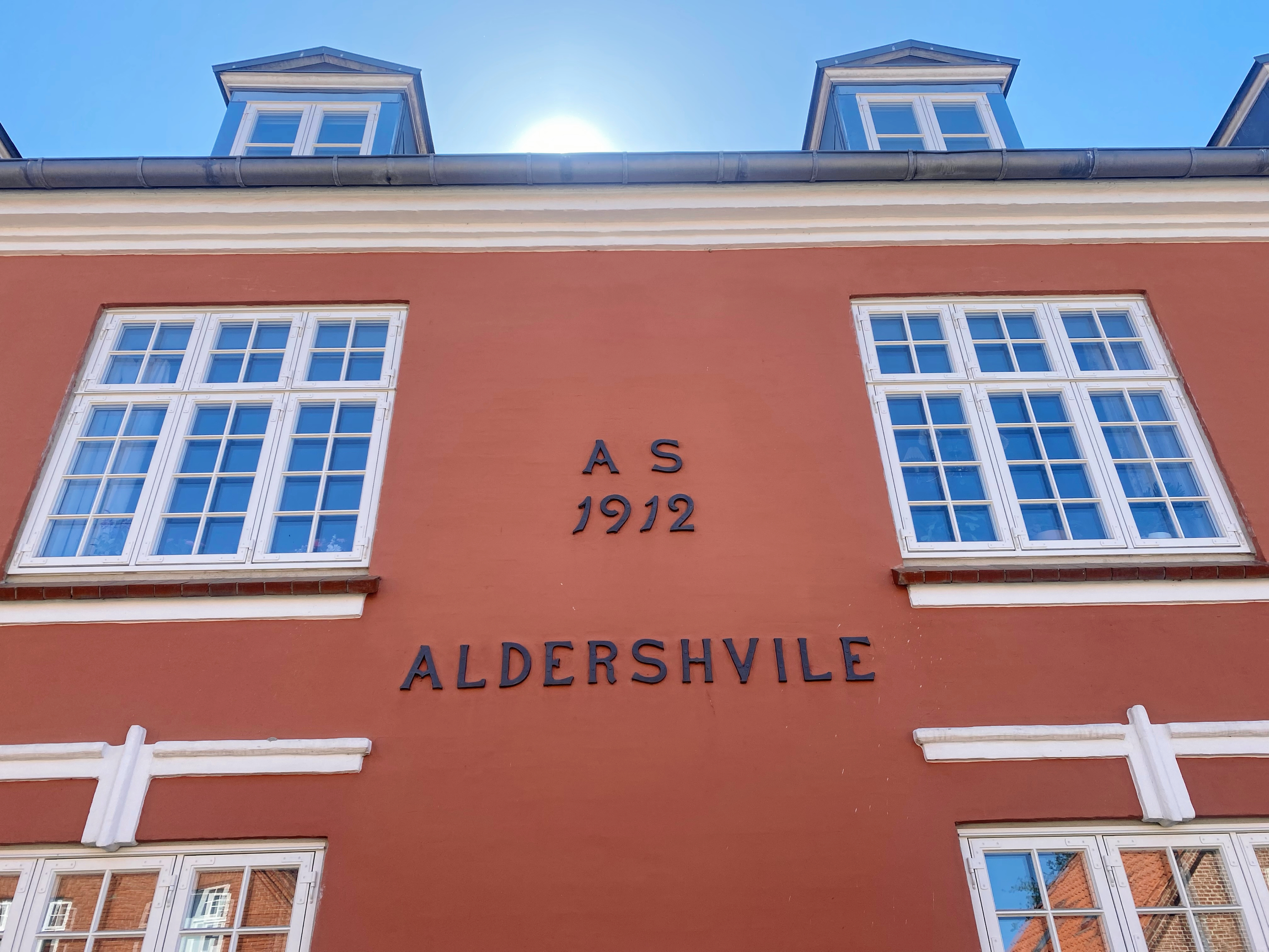 Ældreboligerne på Dyrlundsvej er eftertragtede, men lever ikke op til lovens krav.