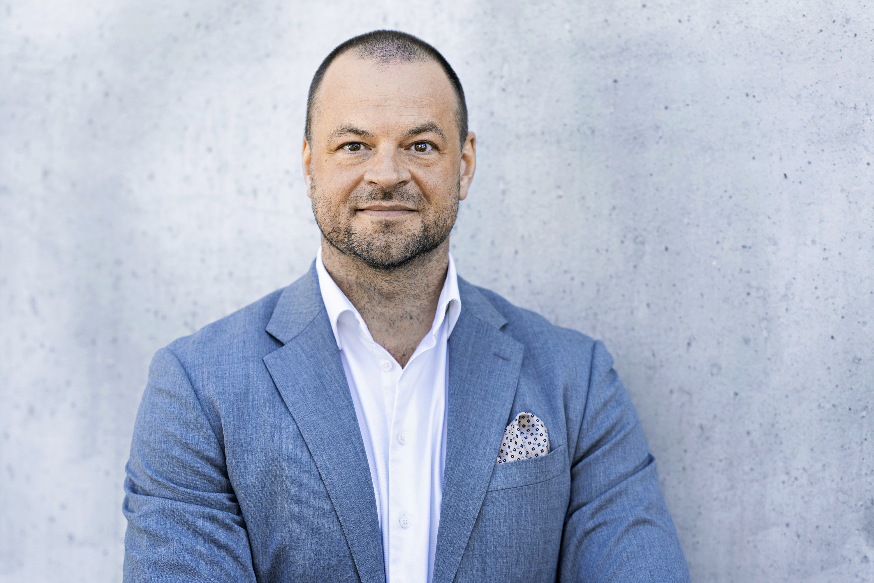 - Jeg blev særligt tiltrukket af Telenors stærke kultur og det menneskelige fokus i organisationen. Samtidig ser jeg et marked i rivende udvikling, hvor der er stort potentiale for at skabe skalérbare løsninger, siger Rasmus Rimhoff, i en pressemeddelelse.