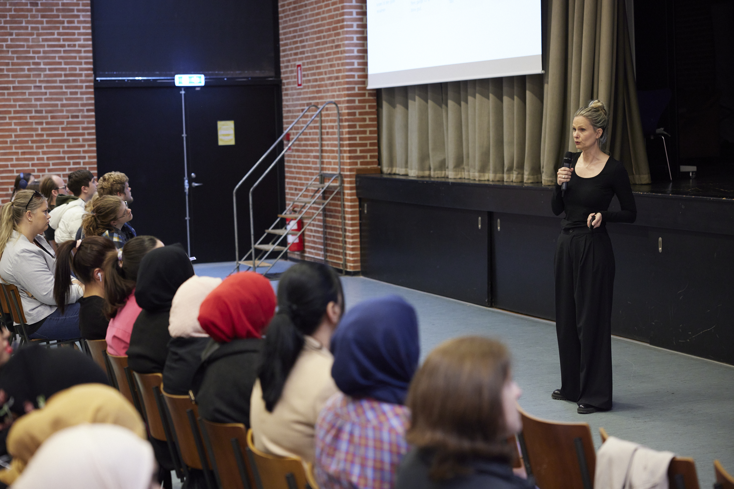 Mens det nye initiativ bliver evalueret, gør kursisterne sig klar til den kommende eksamensperiode. Dog er meldingen klar: Det bliver ikke sidste gang, at skolen sætter ekstra spot på eksamenstræning i fællesskab.