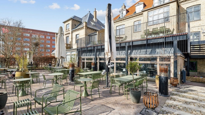 Ved Peblingesøen i København har Falch Erhverv aktuelt denne restauration til afståelse med en kæmpe udeservering på privat grund samt en attraktiv tagterrasse. Ved Peblingesøen i København har Falch Erhverv aktuelt denne restauration til afståelse med en kæmpe udeservering på privat grund samt en attraktiv tagterrasse.
