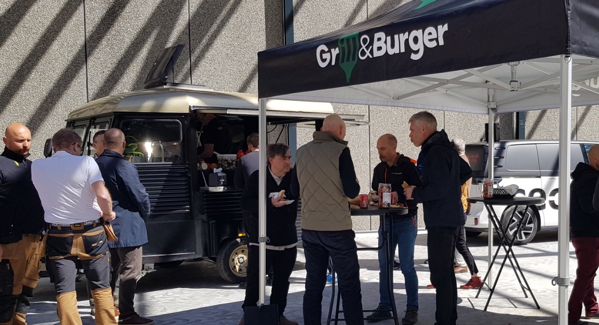 Både håndværkere, entreprenører, repræsentanter fra kommunen, ejerklubberne og naboer var mødt op til rejsegildet. - Ditte Smith Både håndværkere, entreprenører, repræsentanter fra kommunen, ejerklubberne og naboer var mødt op til rejsegildet.