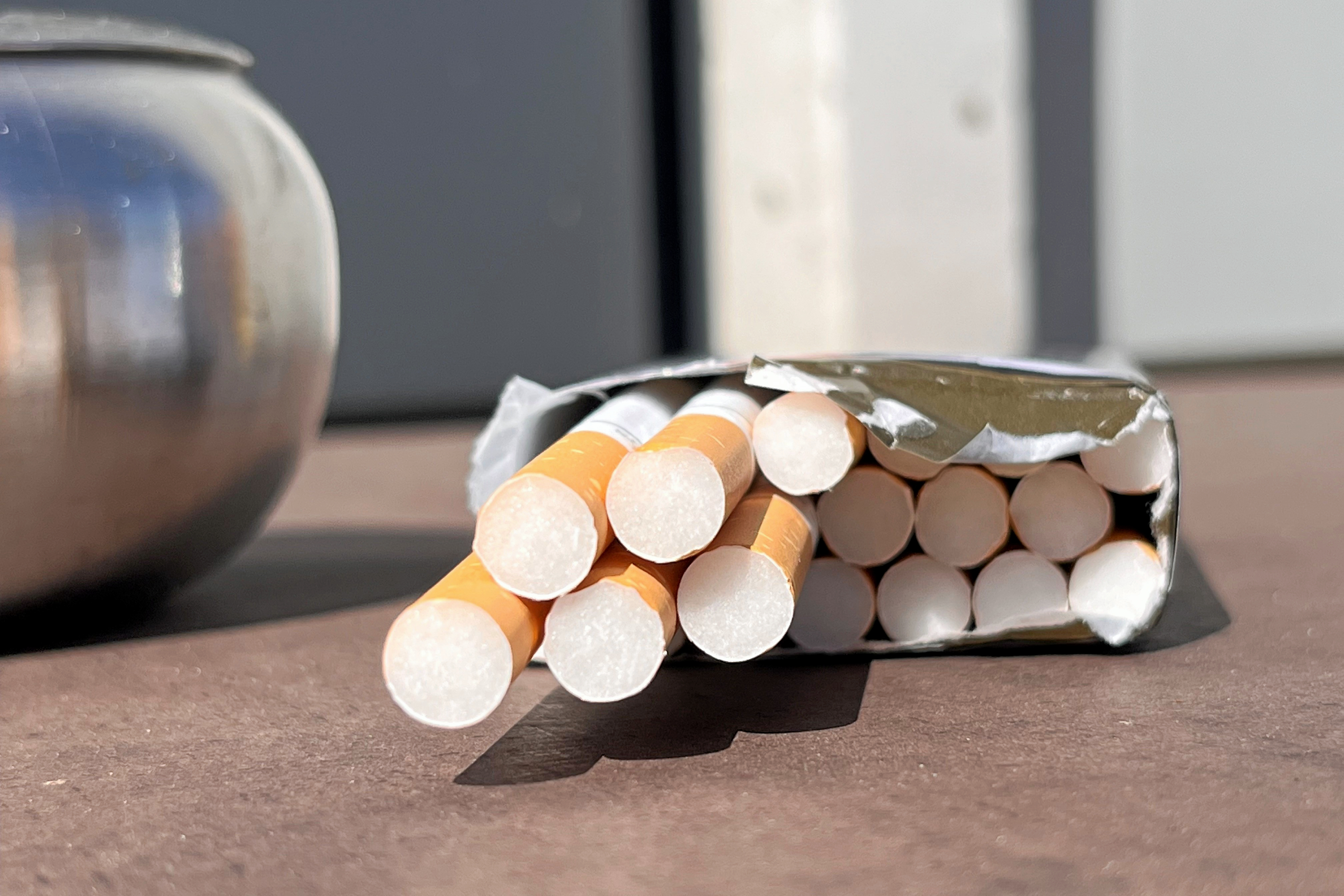 Retten i Holbæk begynder på mandag at behandle Danmarks største sag om ulovlig cigaretproduktion. Her er to personer, heriblandt en 47-årig mand fra Kalundborg, tiltalt for produktion af 200 millioner ulovlige cigaretter.
