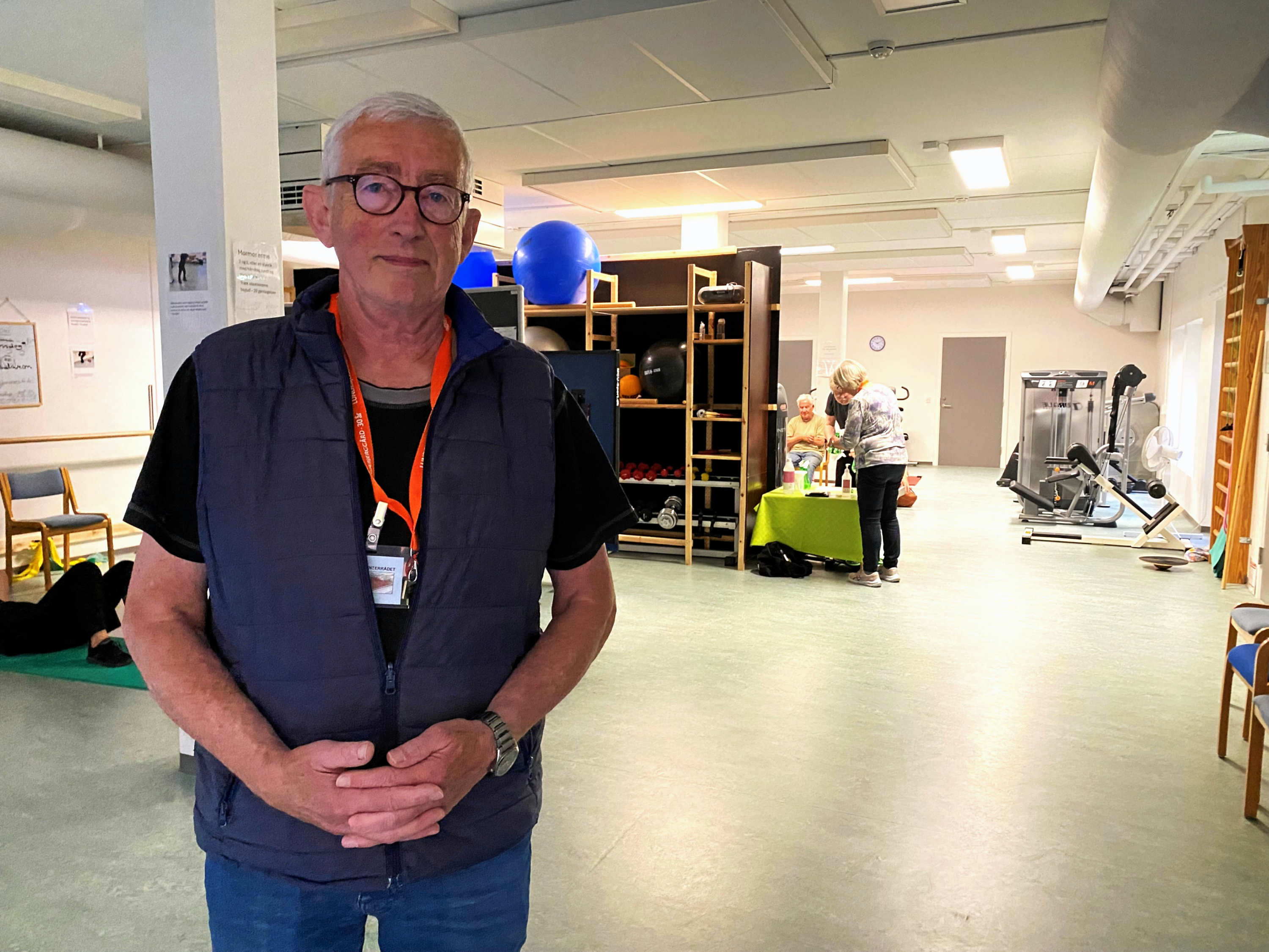 Formand for centerrådet på Lundebjerggård Jørgen Olsen i den cirka 200 kvm store kælder under aktivitetscentret, der benyttes som motionsrum.