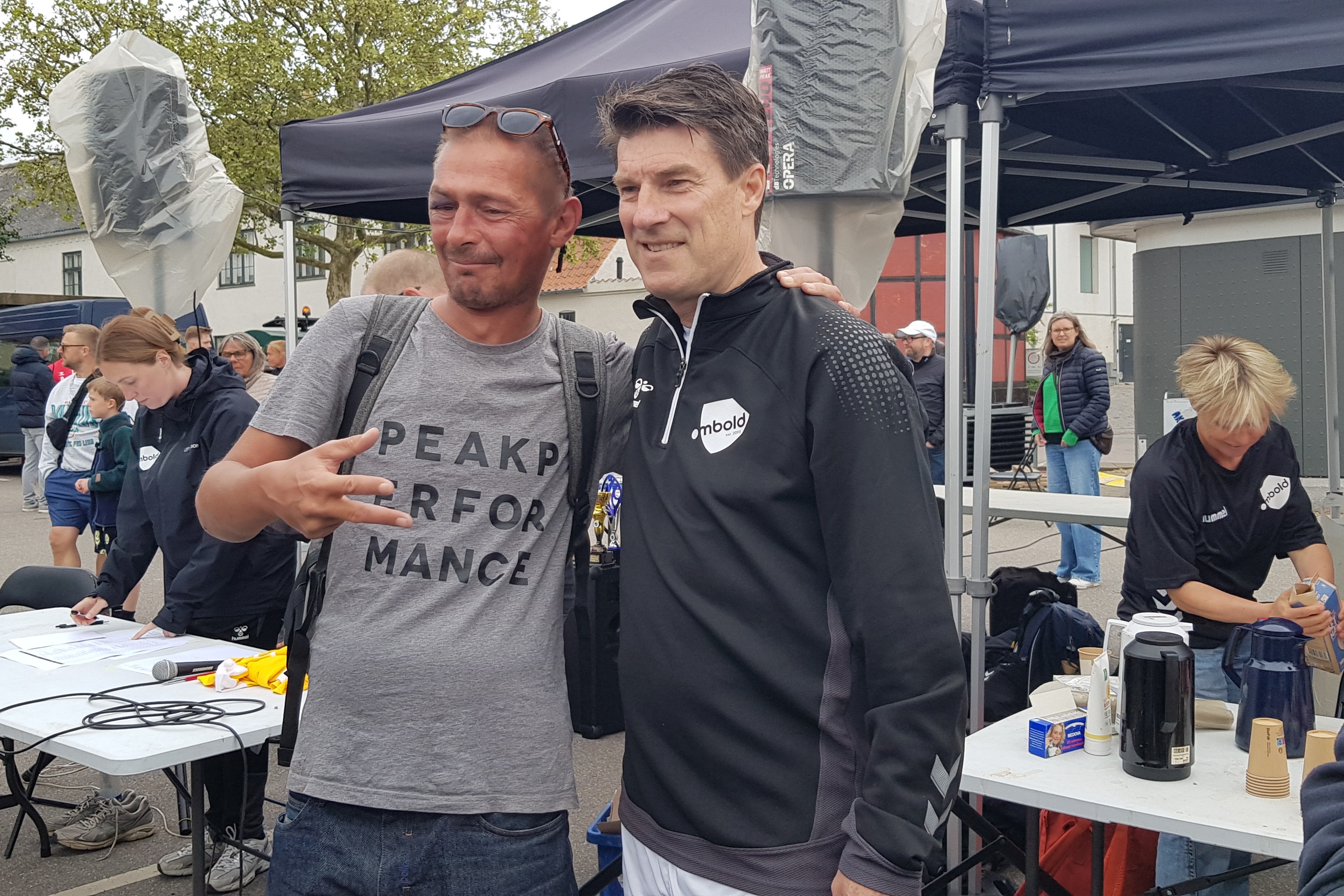 Fodboldlegenden Michael Laudrup kastede stjernedrys over Ombold-mesterskabet.