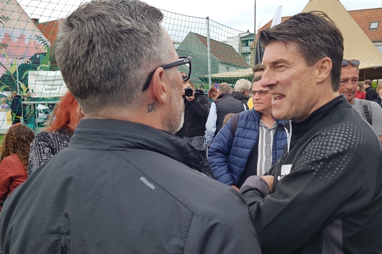 Michael Laudrup var konstant i snak med gæster og deltagere ved fodboldmesterskabet. - Stefan Andreasen Michael Laudrup var konstant i snak med gæster og deltagere ved fodboldmesterskabet.