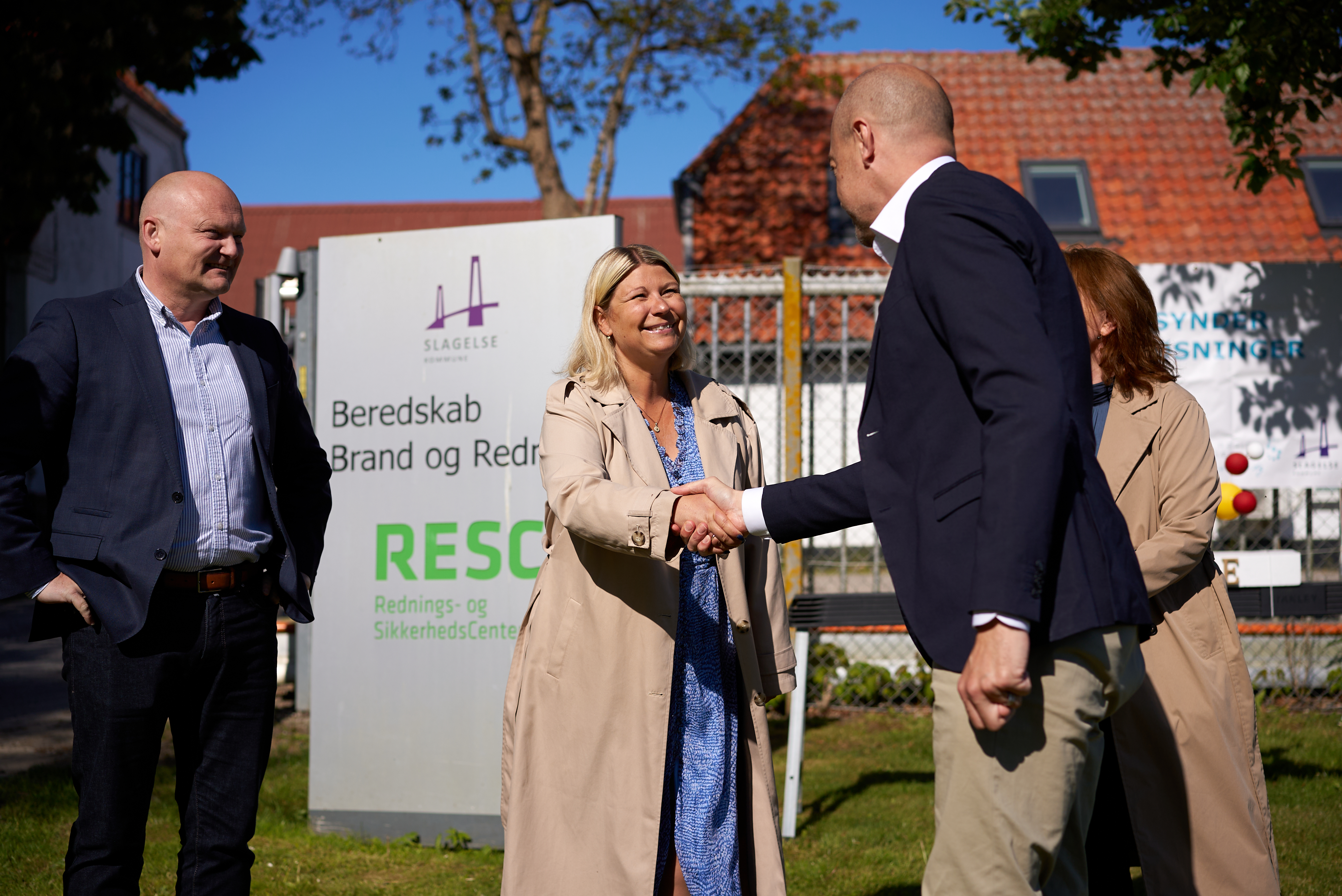Miljøminister Magnus Heunicke hilser på Camilla Hove Lund, som er formand for Udvalg for miljø og klima under danske regioner. Begge fik i maj sidste år en rundvisning, hvor de blev præsenteret for de to opvarmningsmetoder.