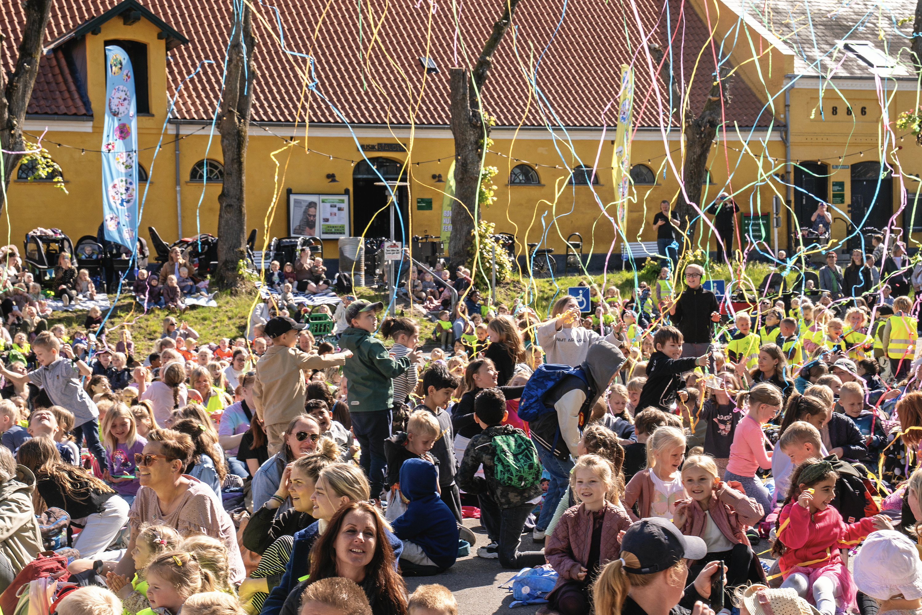 Konfettikanoner skød festivalen i gang.