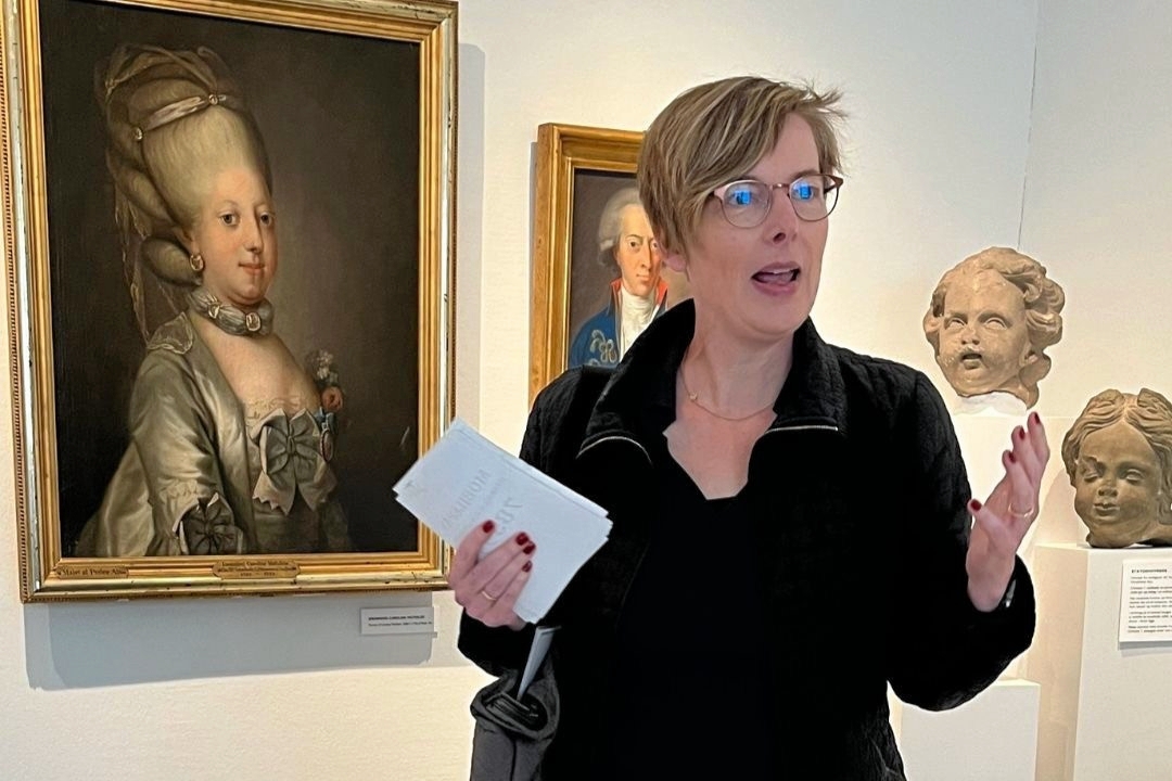 Malene Rossau tager publikum med på en spændende historisk vandring i Hørsholm Slotshave efter spor af Nordens Versailles, Hirschholm Slot. - PR Malene Rossau tager publikum med på en spændende historisk vandring i Hørsholm Slotshave efter spor af Nordens Versailles, Hirschholm Slot.