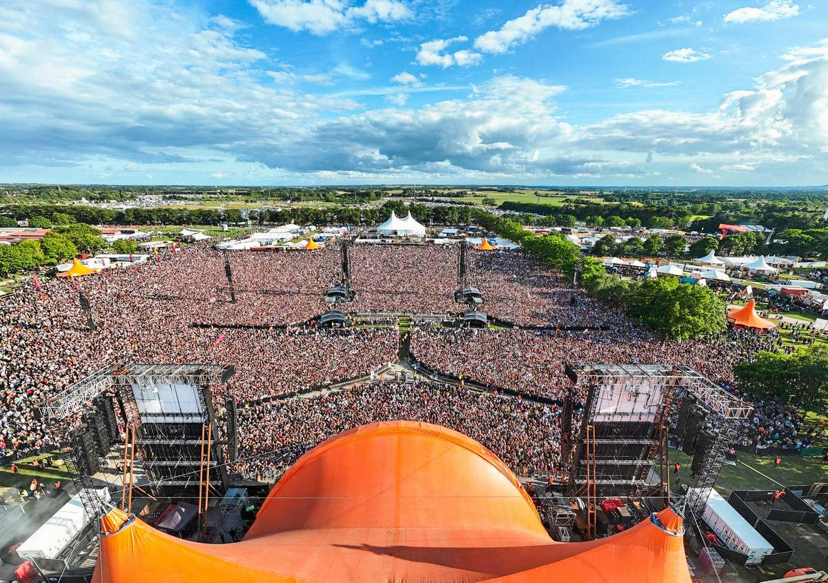 Overskuddet fra Roskilde Festival går til initiativer, der styrker humanitært, almennyttigt og kulturelt arbejde i både Danmark og udlandet.