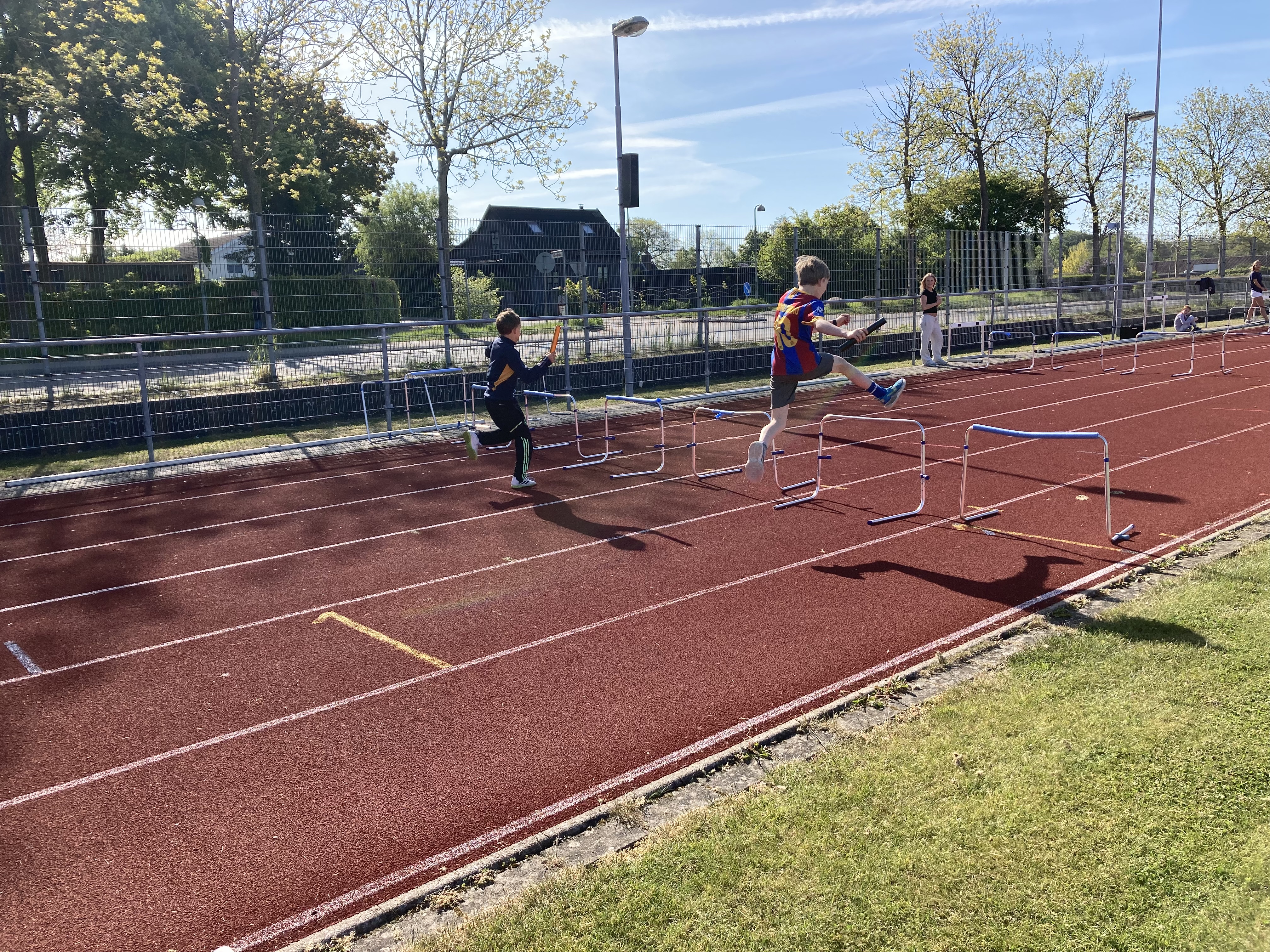 Skole OL i strålende sol på Helsingør Atletikstadion.