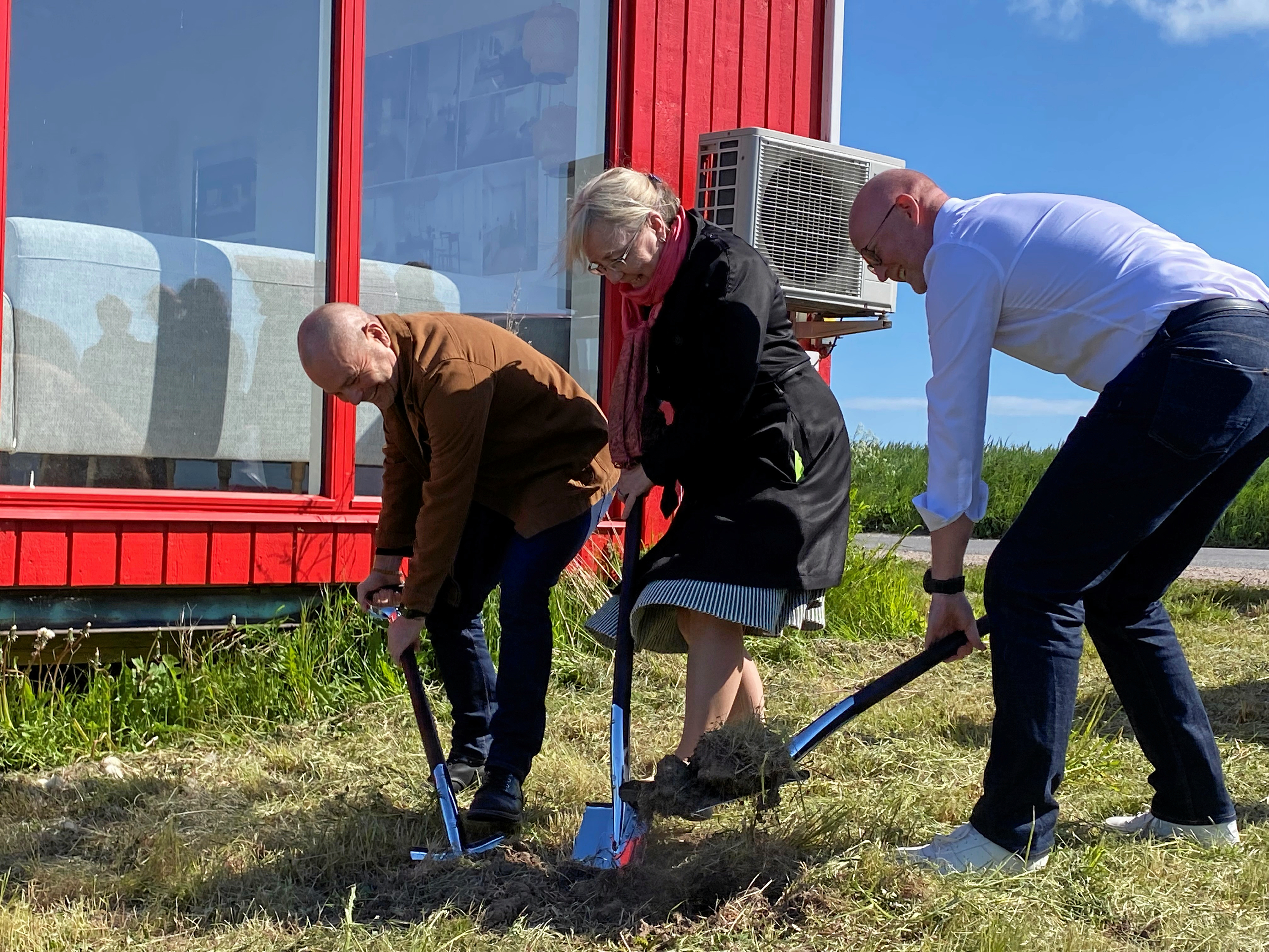 I maj sidste år tog daværende borgmester Tina Tving Stauning (S) det første spadestik til udviklingen af Bakkekvarteret i Vinge, og det skete sammen med administrerende direktør i Ikano Bolig René Brandt - og også med Jakob Kock fra entreprenørfirmaet Adserballe & Knudsen. Nu advarer Ikano Bolig om, at Frederikssund Kommunes planer om et DSB-værksted i Vinge kan bremse boligudviklingen i nord.