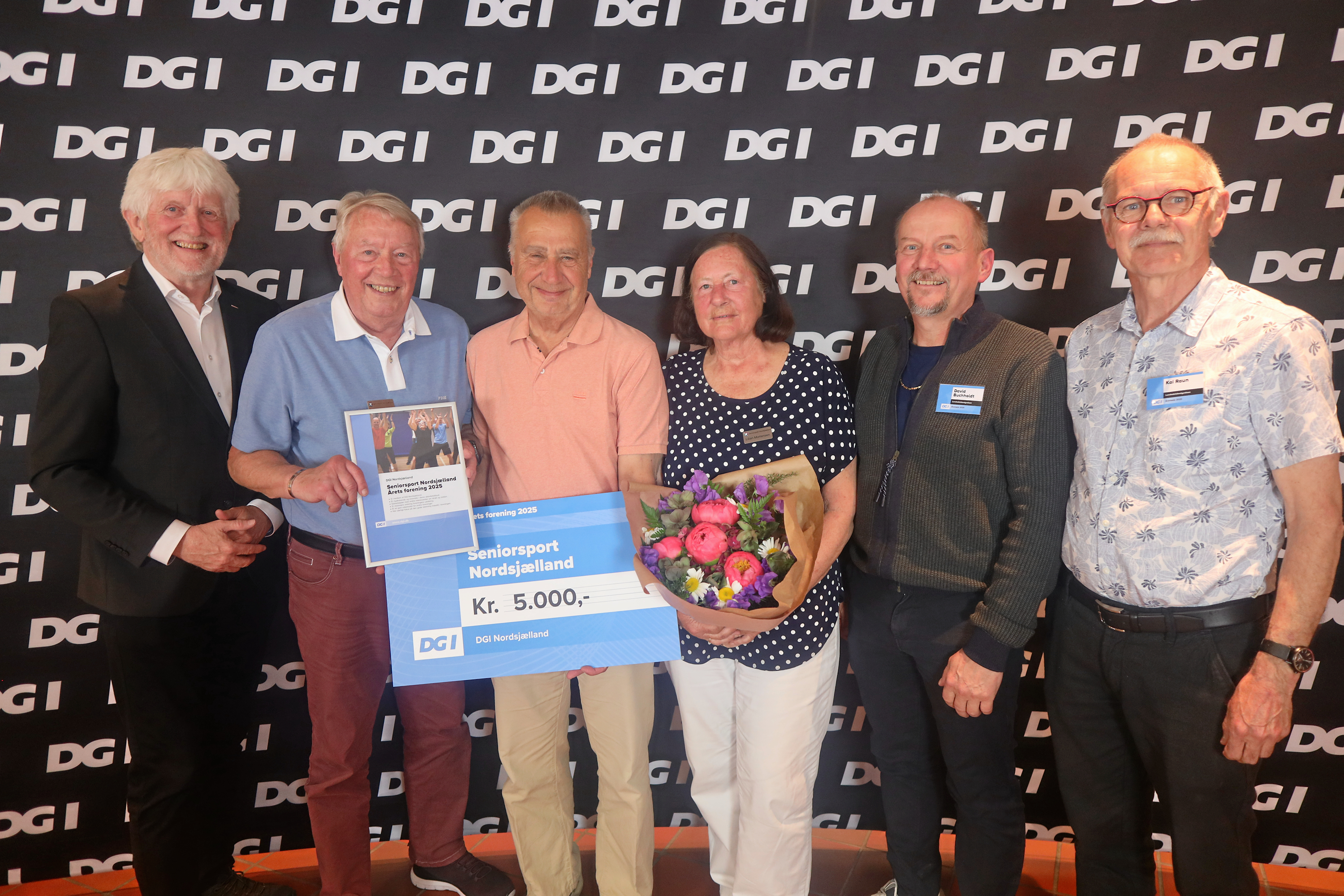 Glade modtagere af DGI-prisen som "Årets Forening 2025". Fra venstre formand for DGI Nordsjælland Per Frost Henriksen, formand for Seniorsport Nordsjælland Freddy Holgersen, næstformand Mogens Buch-Larsen og bestyrelsesmedlem Lillian Mortensen, samt David Buchholdt og Kai Raun fra DGIs landsdelsbestyrelse.