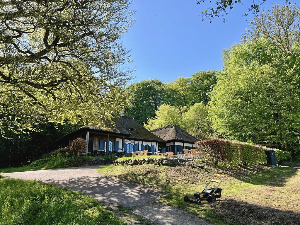 Jægerhytten ligger idyllisk placeret ved Sjælsø, men der er intet idyllisk over den nye forpagter Tommy Jørgensens erhvervsmæssige fortid. Nu har sagen udviklet sig til en politisk bombe for borgmesteren.