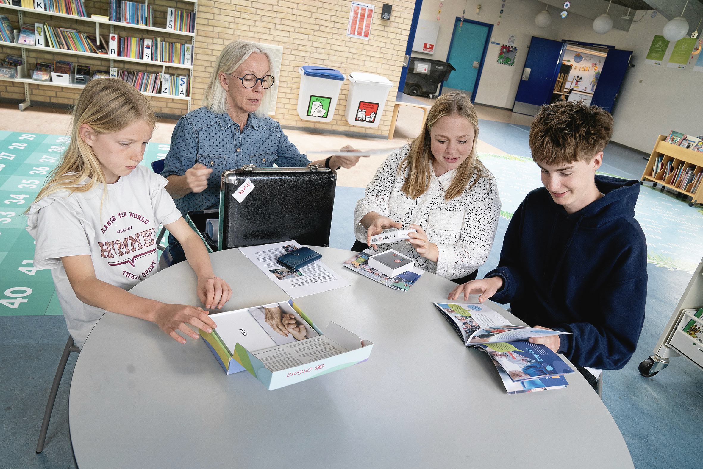 Susåskolen har udviklet en kuffert fyldt med redskaber, der kan bruges til klassemødeundervisningen. Samtalekortene er populære hos både små og store elever.