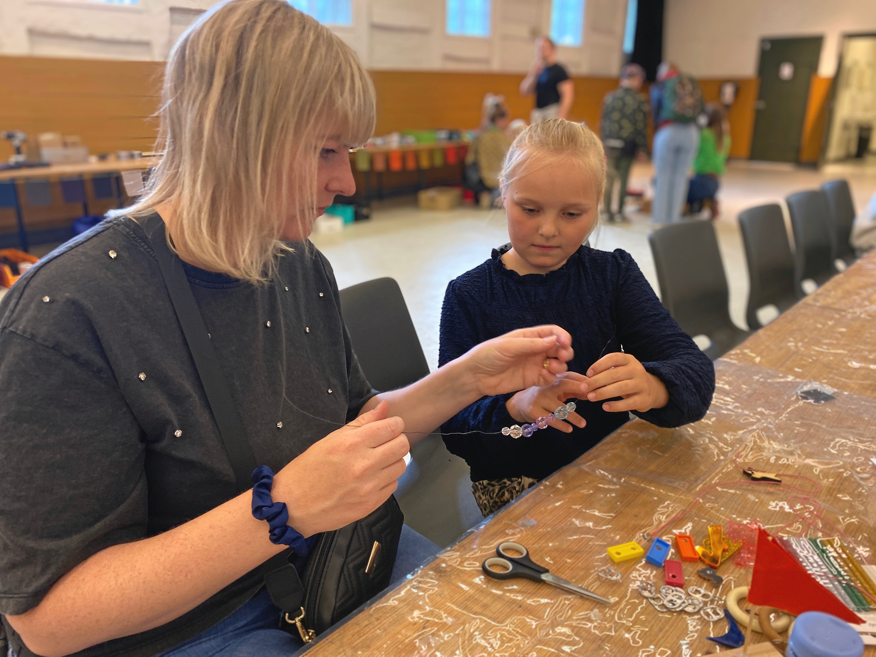 Isabella Skaaning og hendes mor Konny Bjarnadottir i gang med at lave et vindspil. - Mille Holst Isabella Skaaning og hendes mor Konny Bjarnadottir i gang med at lave et vindspil.