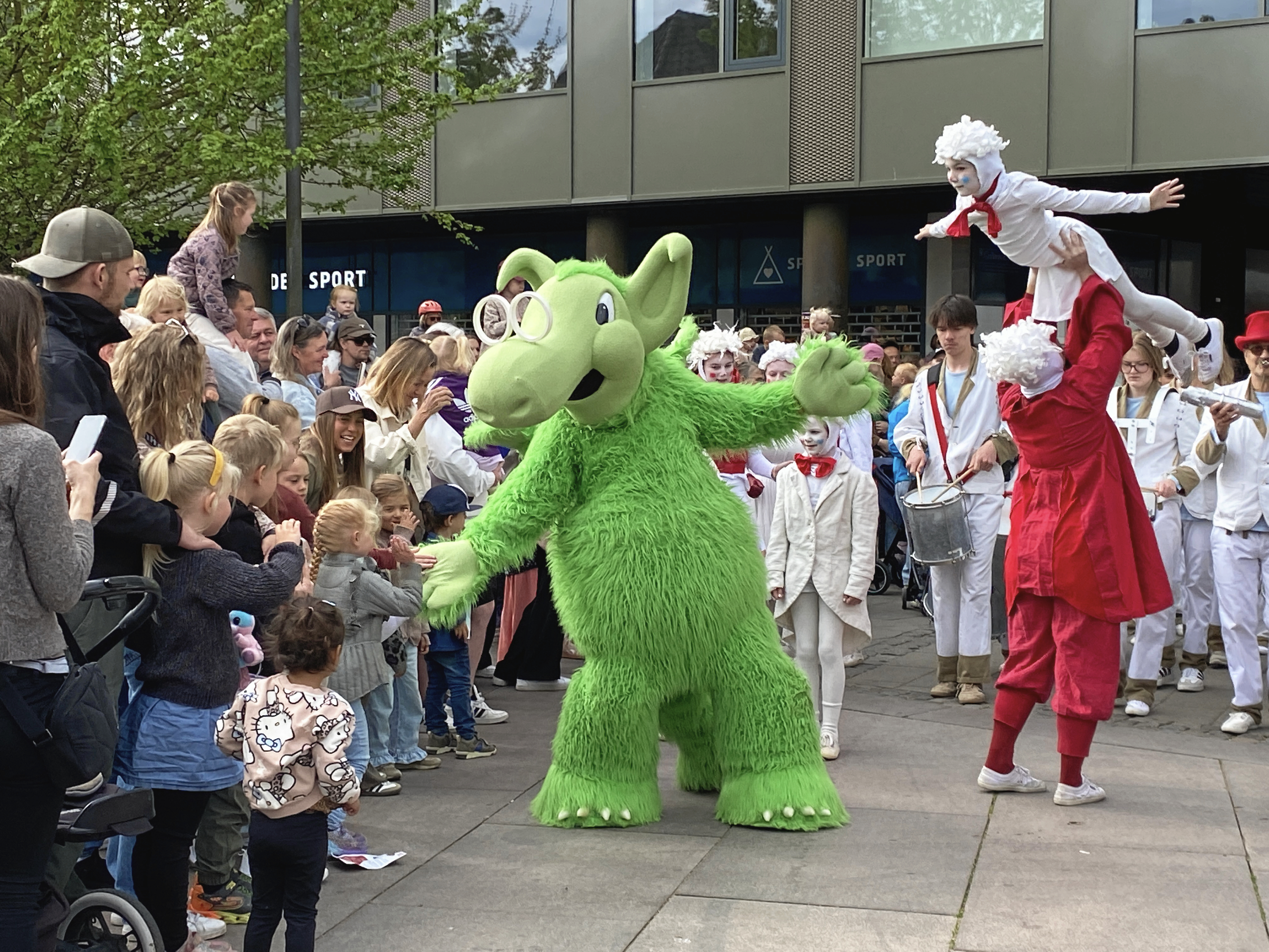 Det myldrede med folk i alle aldre, da Næssi og Avantgarden åbnede for en masse gratis aktiviteter.