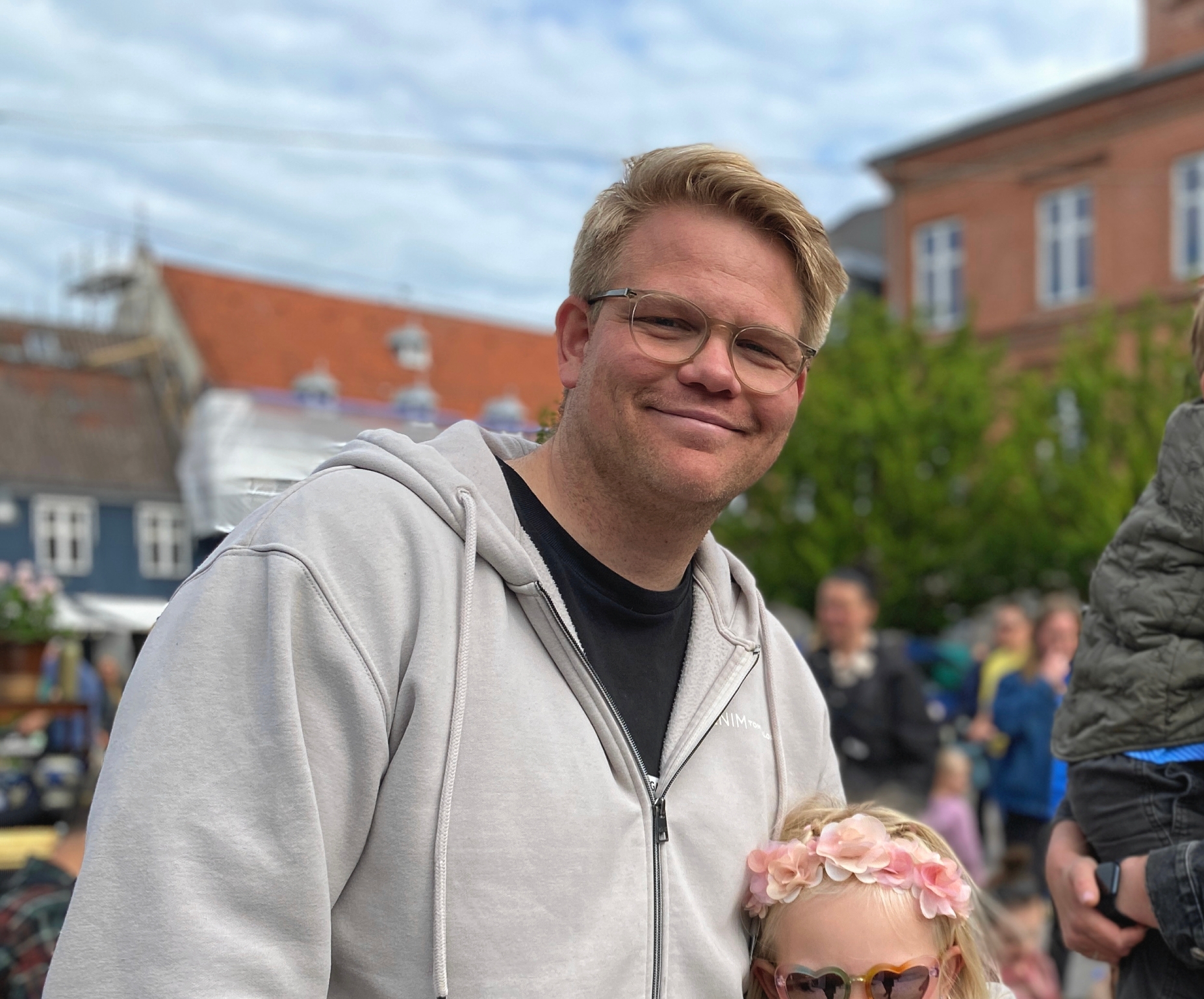 Christina og Peter Stuhr valgte at tage børnene med til torvedag på Axeltorv. Pludselig kom Næssi og Avantgarden forbi til sator glæde for Olivia og Oscar på 5 og 3 år. - Mille Holst Christina og Peter Stuhr valgte at tage børnene med til torvedag på Axeltorv. Pludselig kom Næssi og Avantgarden forbi til sator glæde for Olivia og Oscar på 5 og 3 år.