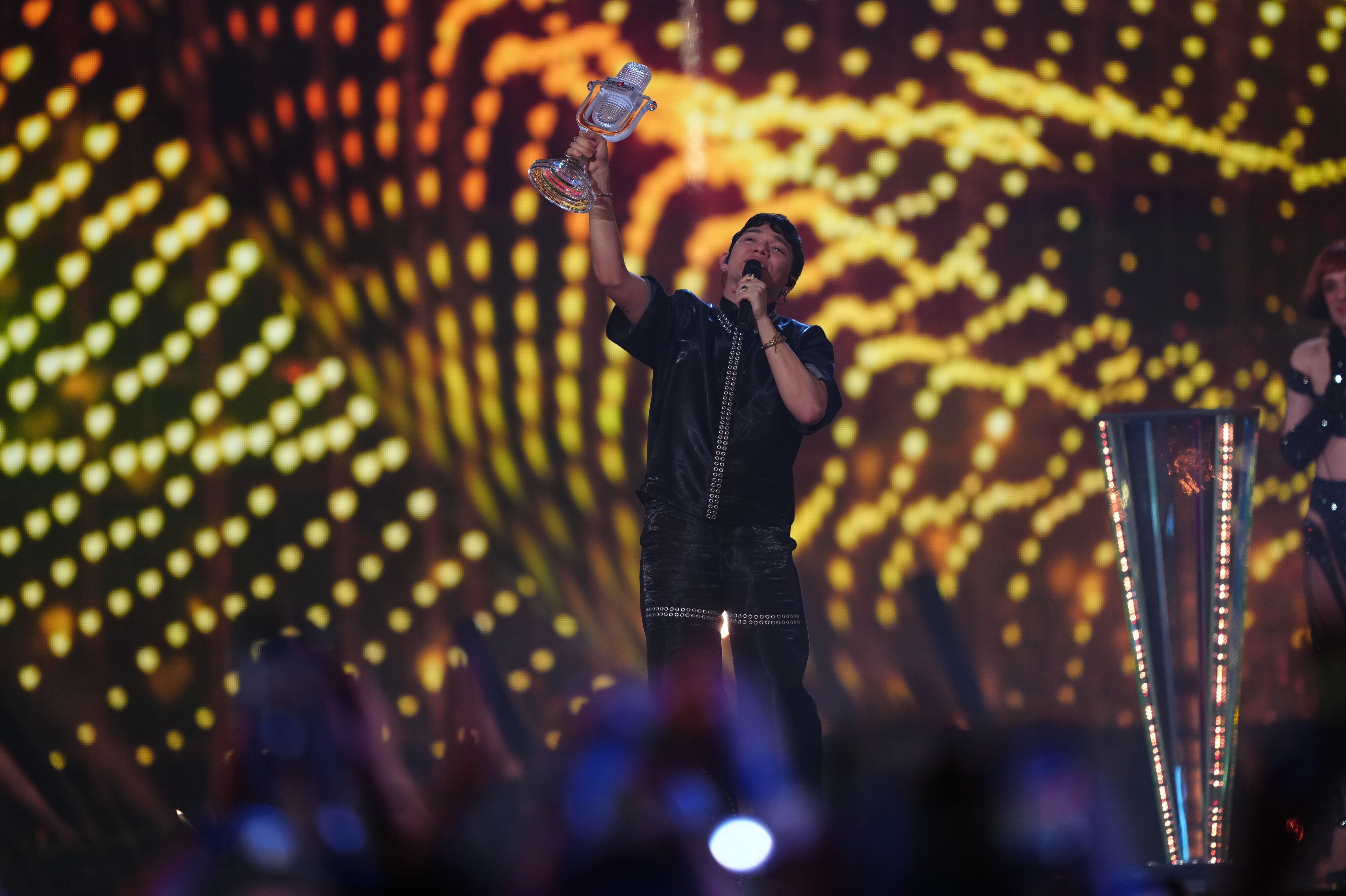 JJ deltog i talentprogrammet "Starmania" i 2021, hvor han nåede i finalen, og så har han også deltaget i den britiske udgave af sangkonkurrence "The Voice" i 2020. Nu har han vundet det internationale melodigrandprix.