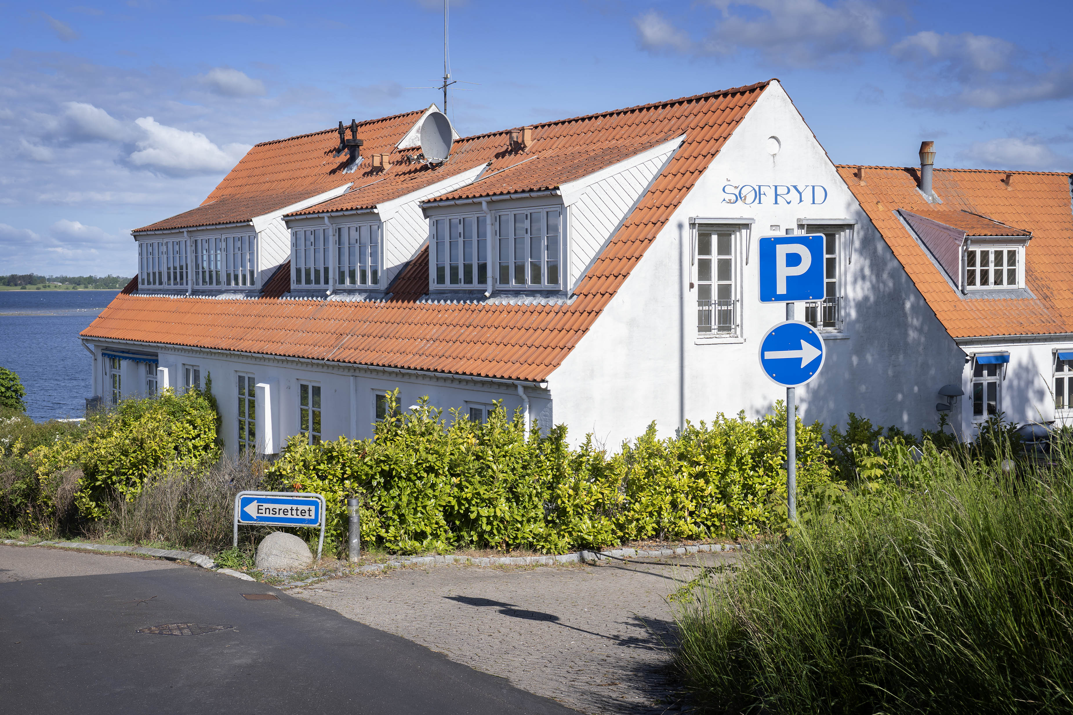 Det kommer til at trække ud med genåbningen af Hotel Søfryd, og så er de nye ejere stødt på en udfordring med at få lavet små altaner til værelserne.