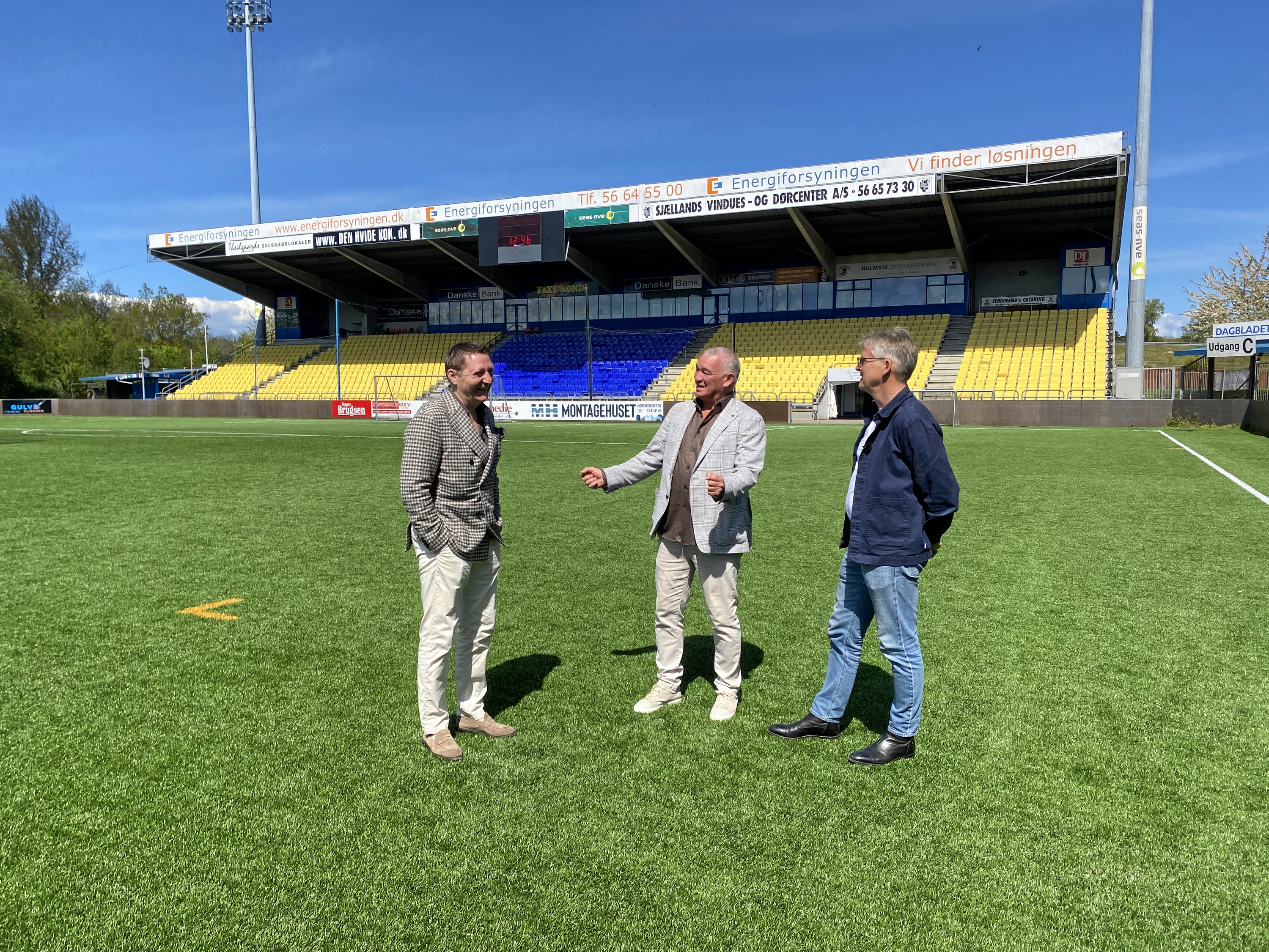 I denne uge er det 25 år siden, at Herfølge Boldklub vandt sit helt og aldeles sensationelle DM-guld, og det markeres i ny dokumentar. Fra venstre ses guldvinder Gert Nodin, spillende træner John Faxe Jensen og TV2-fodboldkommentator Morten Bruun.
