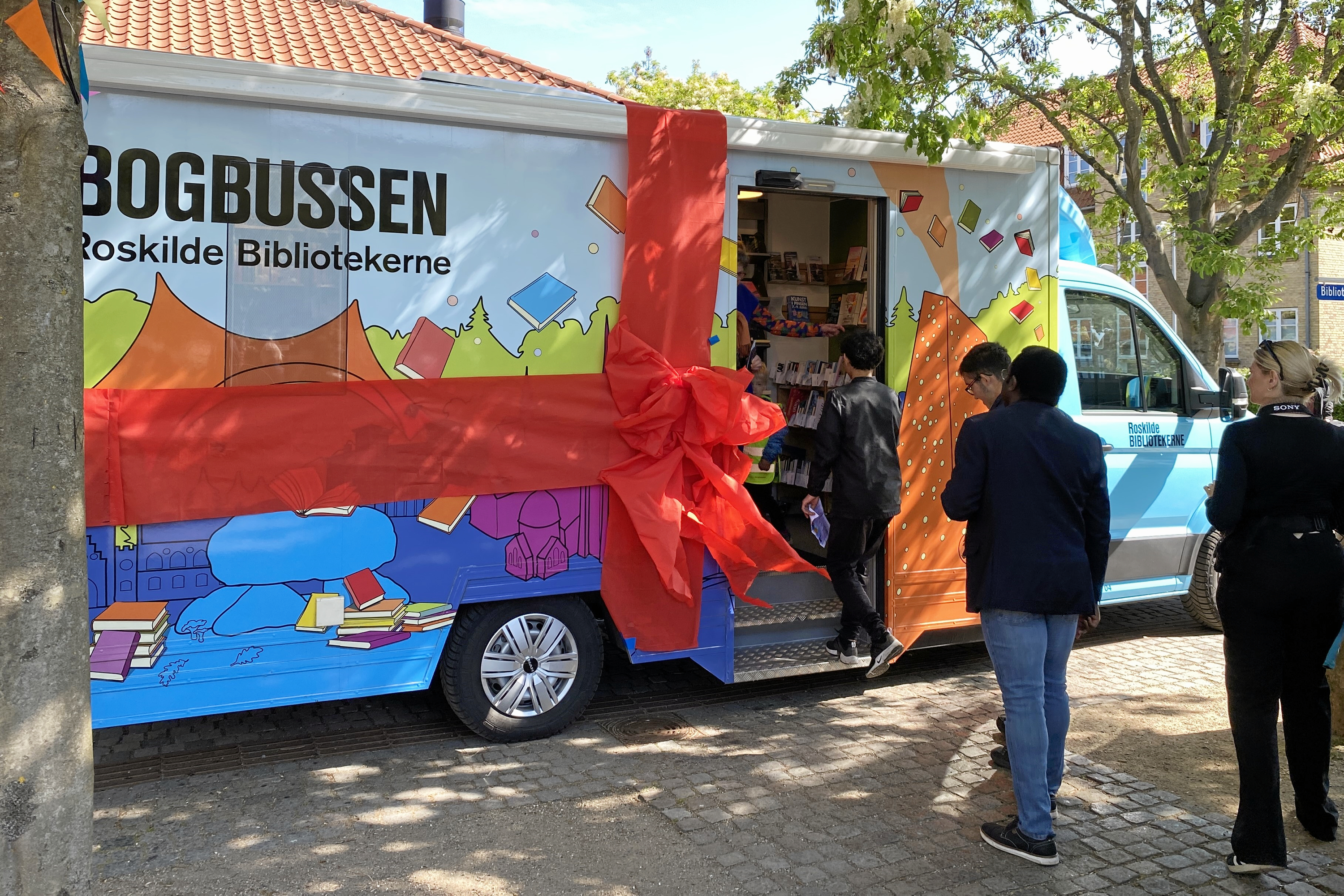 Roskilde Bibliotekerne har indviet den ny bogbus.