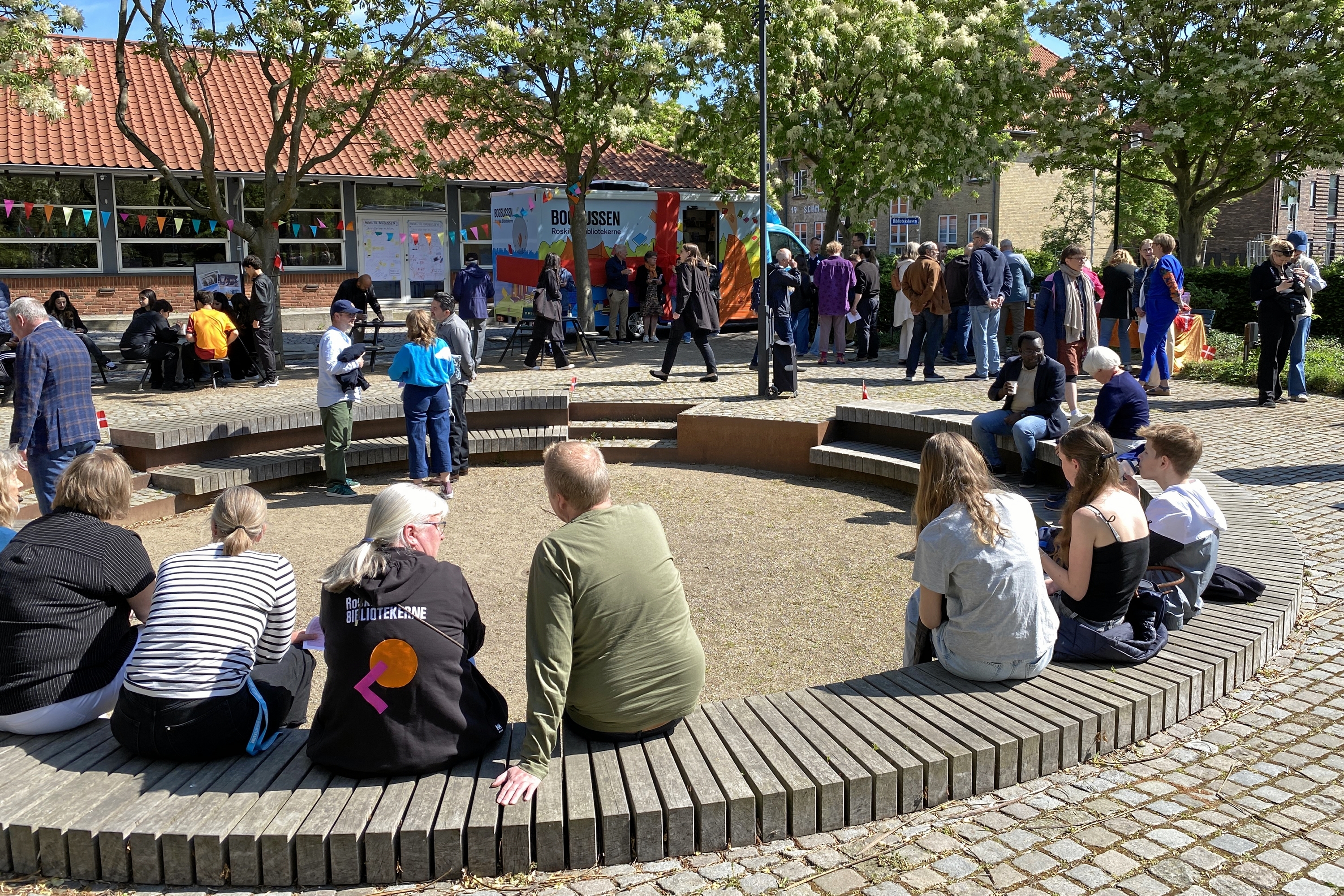 Mange var mødt frem til indvielsen af den ny bogbus. - Lars Ahn Pedersen Mange var mødt frem til indvielsen af den ny bogbus.