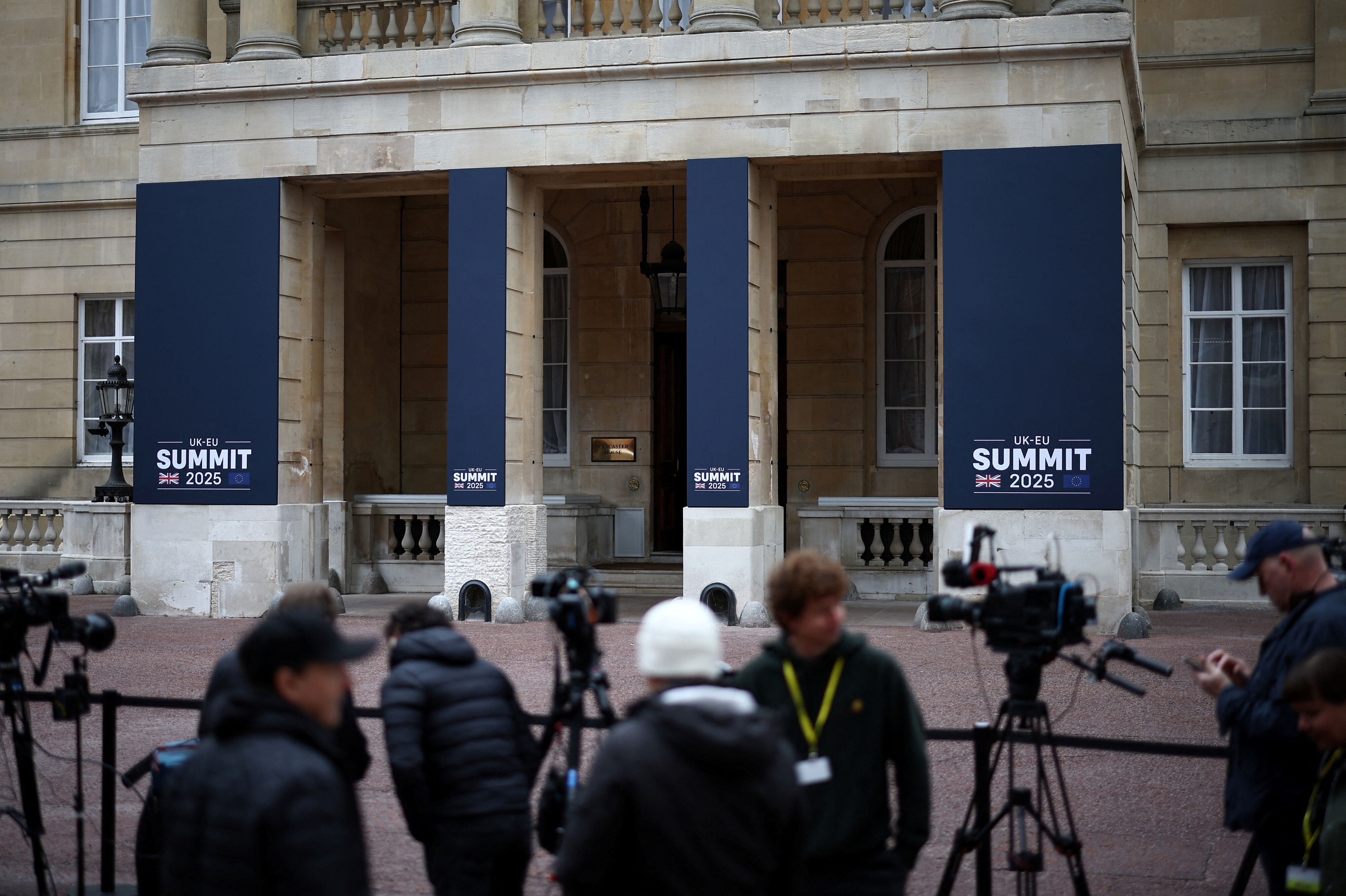 Den fremmødte presse venter på et pressemøde forud for EU-Storbritannien-topmøde mandag i London. Det er det første af sin slags siden Brexit.