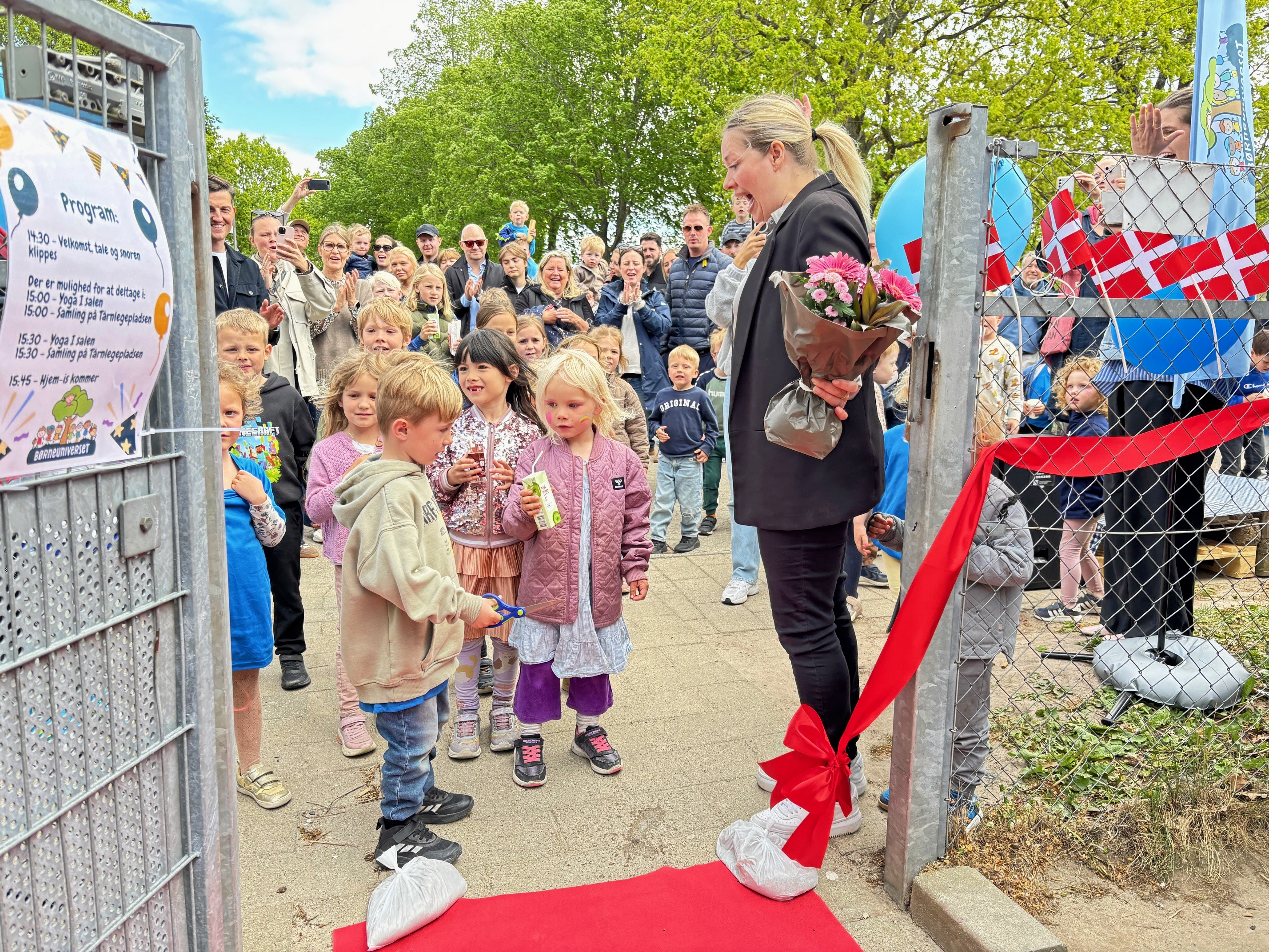 Hørsholm har vedtaget en ny inklusions- og specialundervisningspolitik. Her er det formand for Børne- og Skoleudvalget, Maj Allin Thorup (K), og børn fra indvielsen af institutionen Børneuniverset, der for et år siden skiftede navn fra Solhuset.