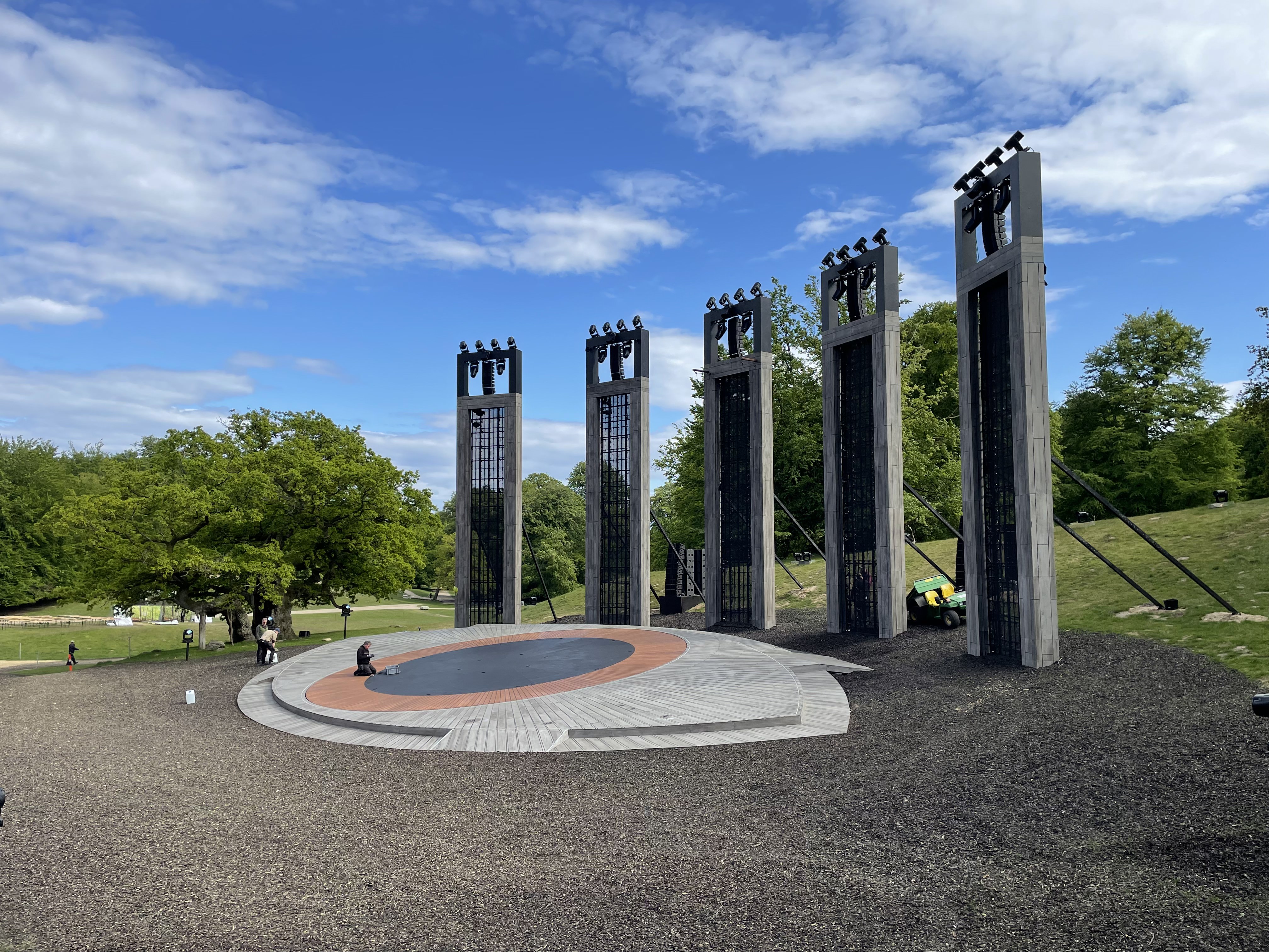 Snedronningen indtager Ulvedalene i Dyrehaven. Det er 115 år efter, den første forestilling fandt sted.