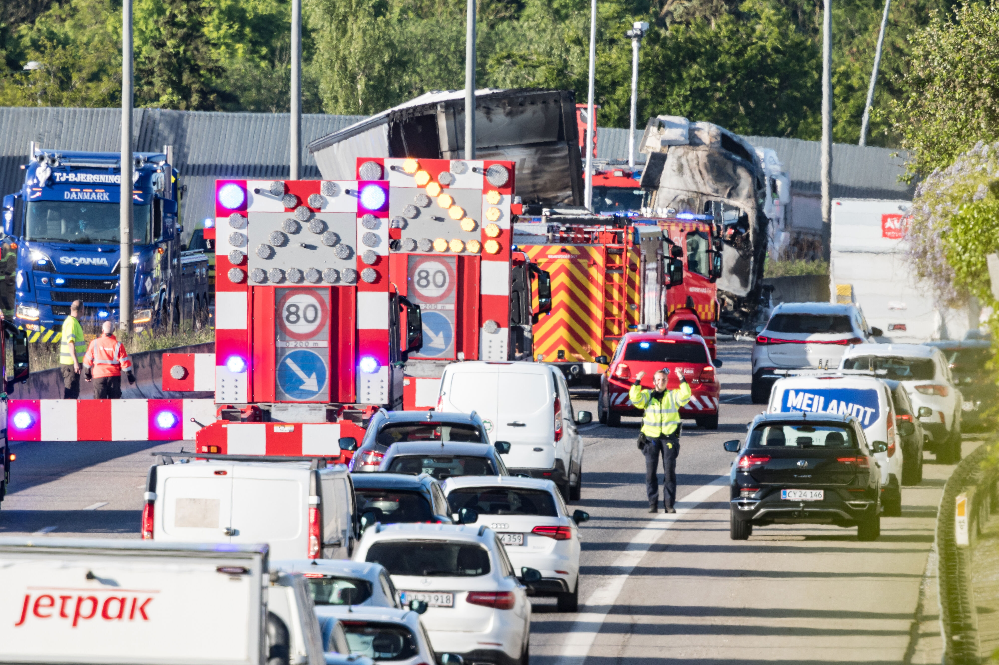 En ulykke mellem en lastbil og en personbil har skabt massiv nær København mandag morgen.