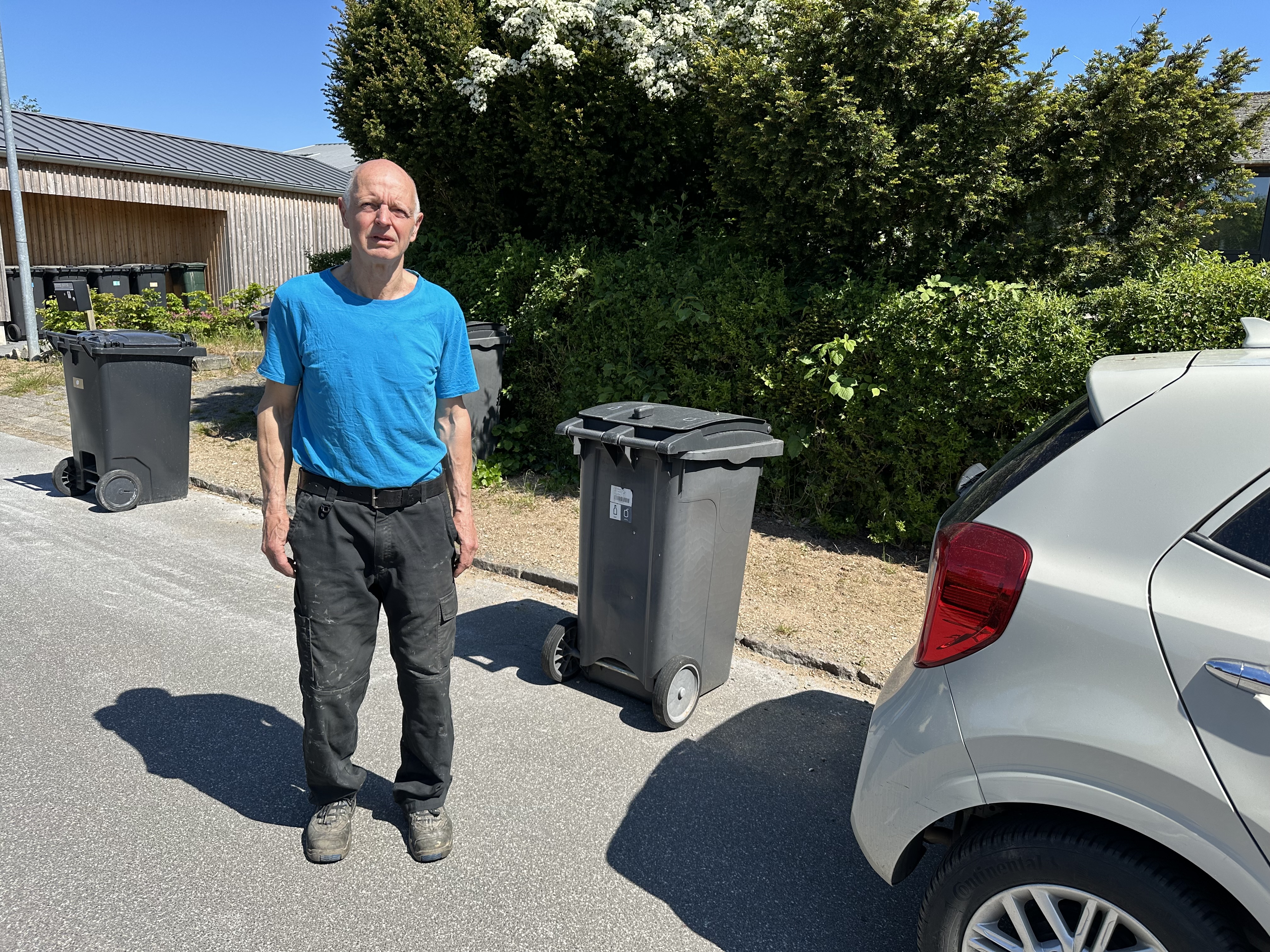 Henning Schandorff har fundet en løsning på sit parkeringsproblem på den trafikerede vej.