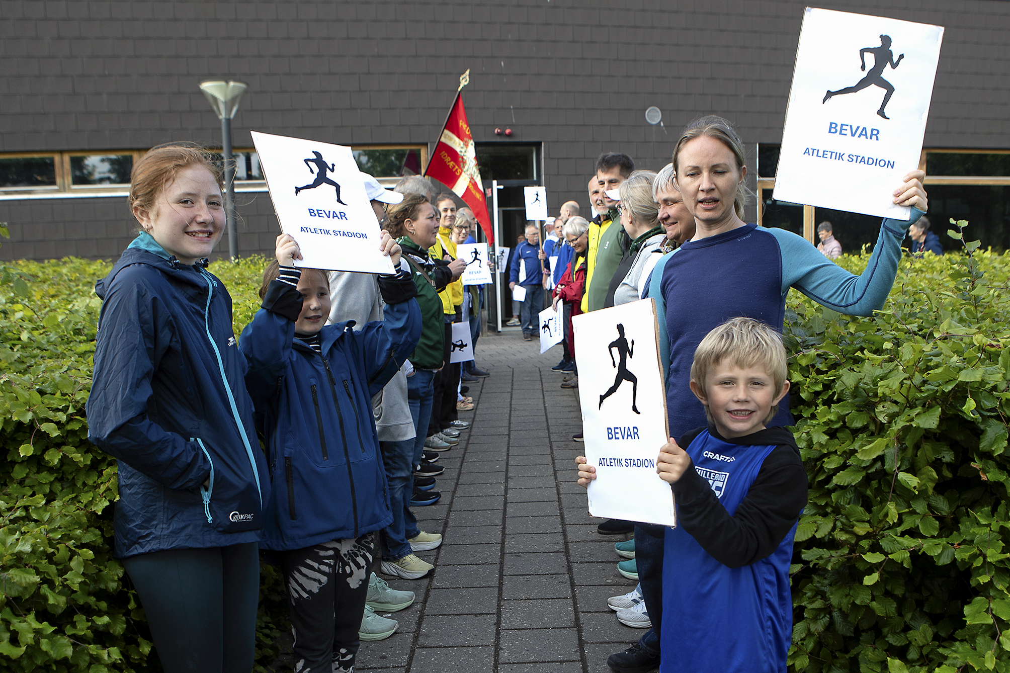 Beslutningen blev truffet foran de mange demonstranter, der var mødt op til byrådsmødet.
