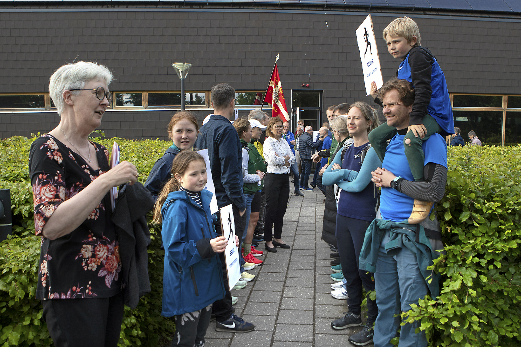 De mange atletikudøvere var mødt op med flag og skilte uden for rådhuset.