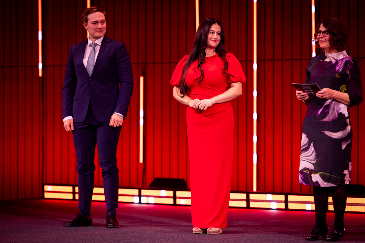 Natasha Hougaard, fra DTU's Årsfest (i midten), hvor hun og hendes partner vinder prisen som Årets Startup.