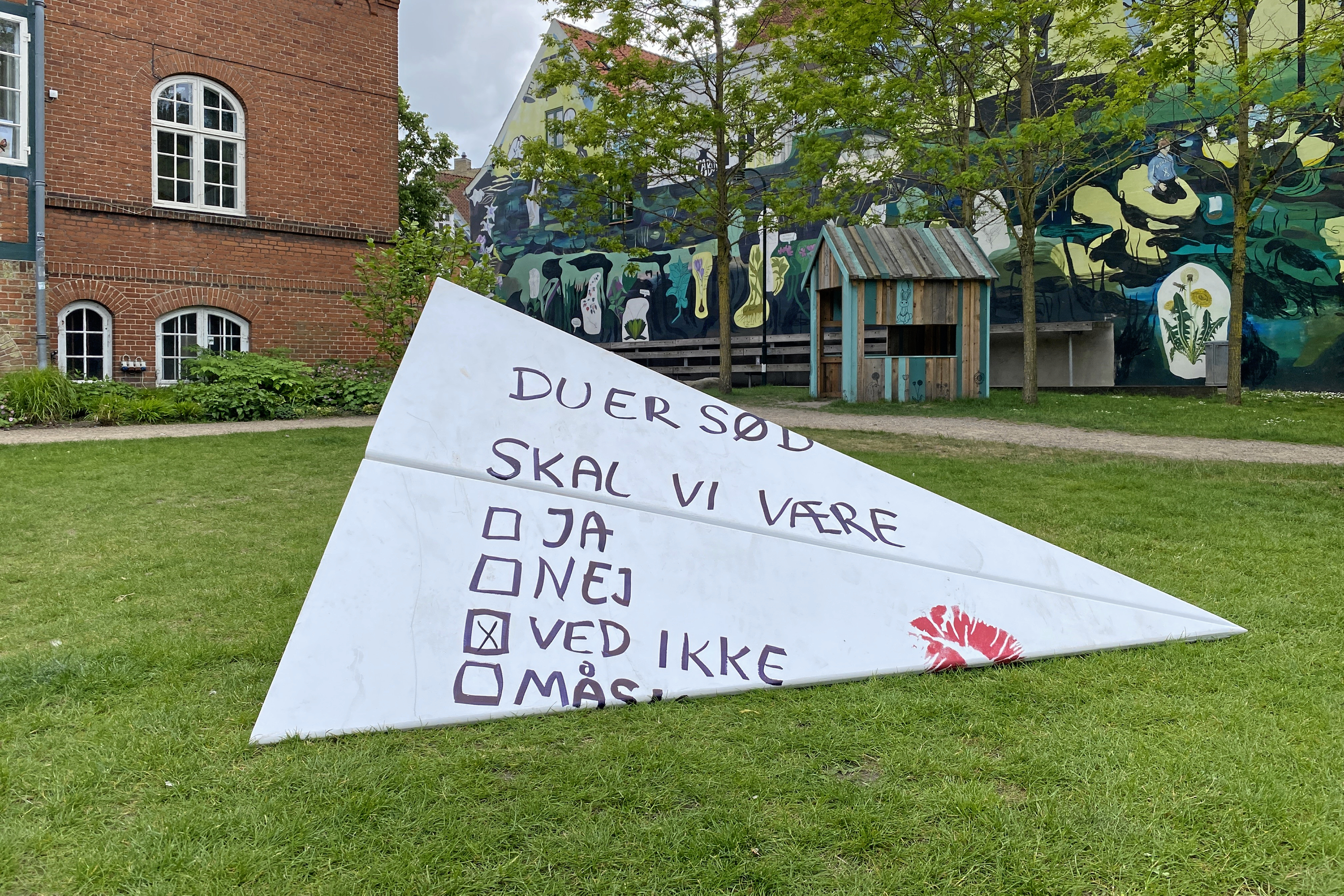 Kunstneren Nicolai Risbjerg har placeret store kærestebreve forskellige steder i bymidten, blandt andet i Klosterhaven ved Kreativt hus for Børn.
