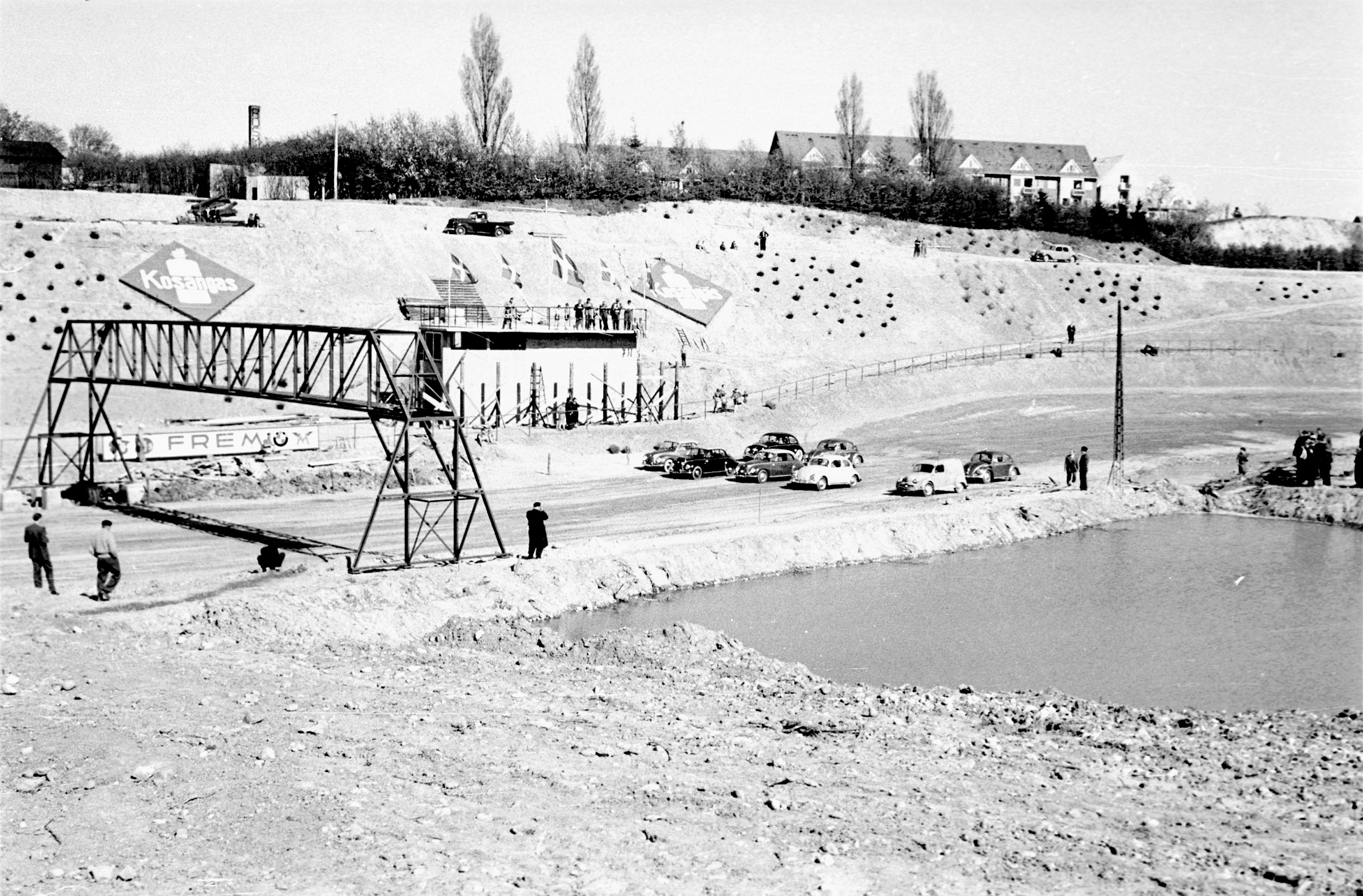 Det krævede to års hårdt arbejde og mange forsøg med kørsel på grusgravens underlag, før Roskilde Ring kunne melde klar til at åbne for publikum den 5. juni 1955. Her ses en del af forarbejdet. - Bjarne H. Jørgensen/ Roskilde Museum Det krævede to års hårdt arbejde og mange forsøg med kørsel på grusgravens underlag, før Roskilde Ring kunne melde klar til at åbne for publikum den 5. juni 1955. Her ses en del af forarbejdet.