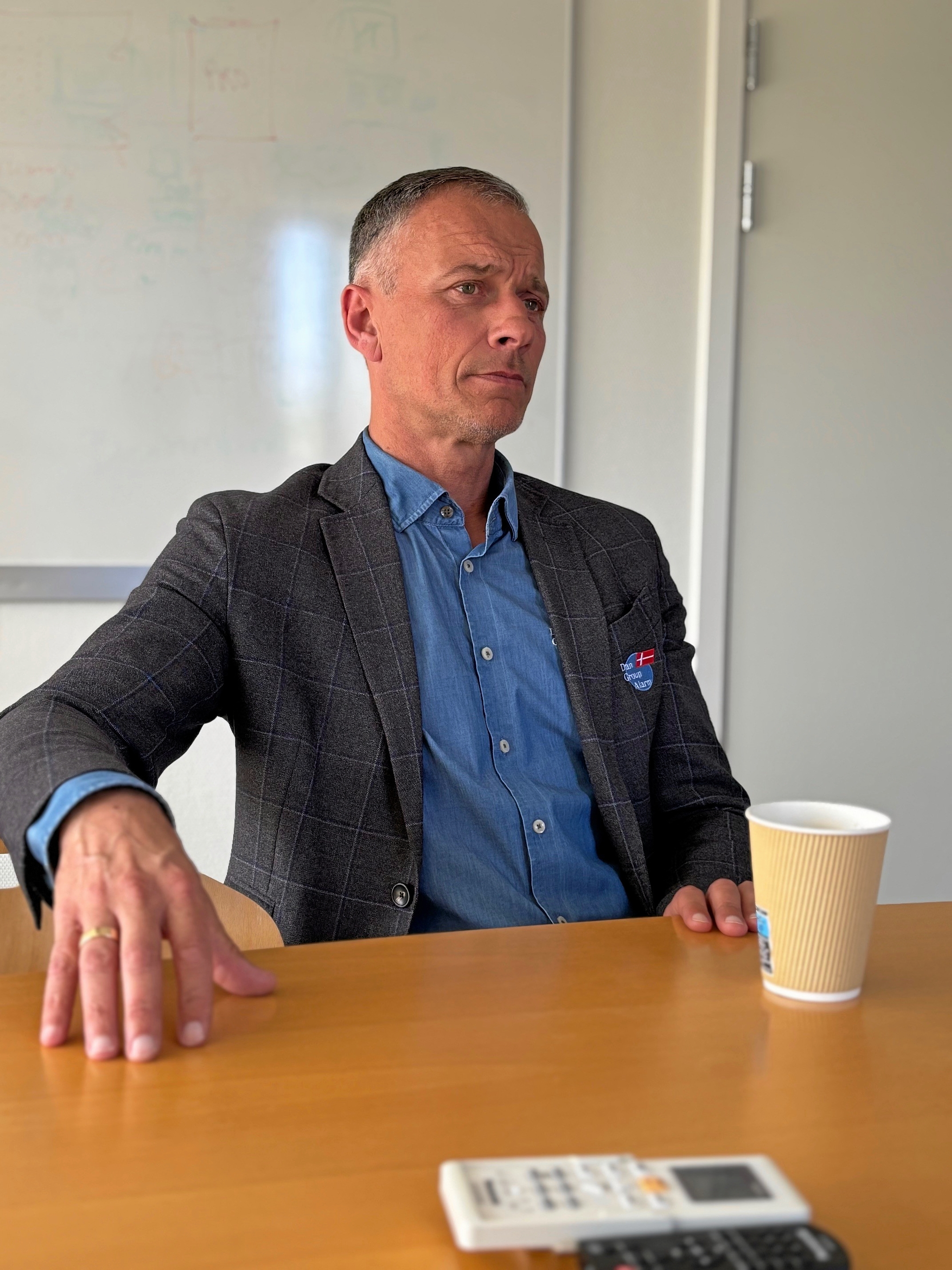 Claus Lundsgaard Agerlund Rasmussen, ejer af og direktør i Dan Group Alarm, fortæller om virksomheden. - Helle Hansen Claus Lundsgaard Agerlund Rasmussen, ejer af og direktør i Dan Group Alarm, fortæller om virksomheden.