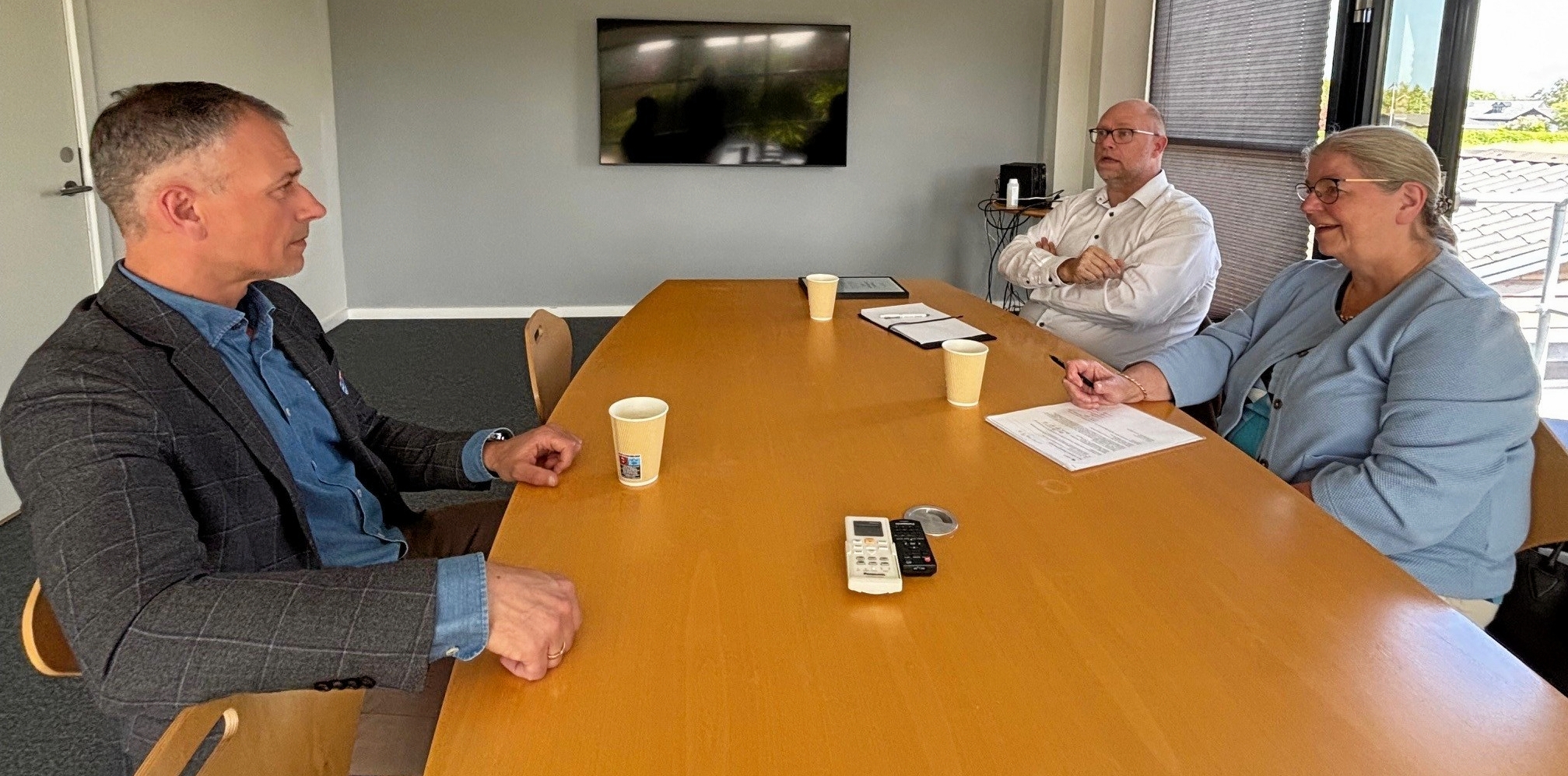 Den første nominerede til Næstved Erhrevspris 2025 er Dan Group Alarm. Tirsdag eftermiddag havde Claus Lundsgaard Agerlund Rasmussen derfor besøg af Helle Andresen og Kasper Bæk fra komitéen bag erhvervsprisen. - Helle Hansen Den første nominerede til Næstved Erhrevspris 2025 er Dan Group Alarm. Tirsdag eftermiddag havde Claus Lundsgaard Agerlund Rasmussen derfor besøg af Helle Andresen og Kasper Bæk fra komitéen bag erhvervsprisen.