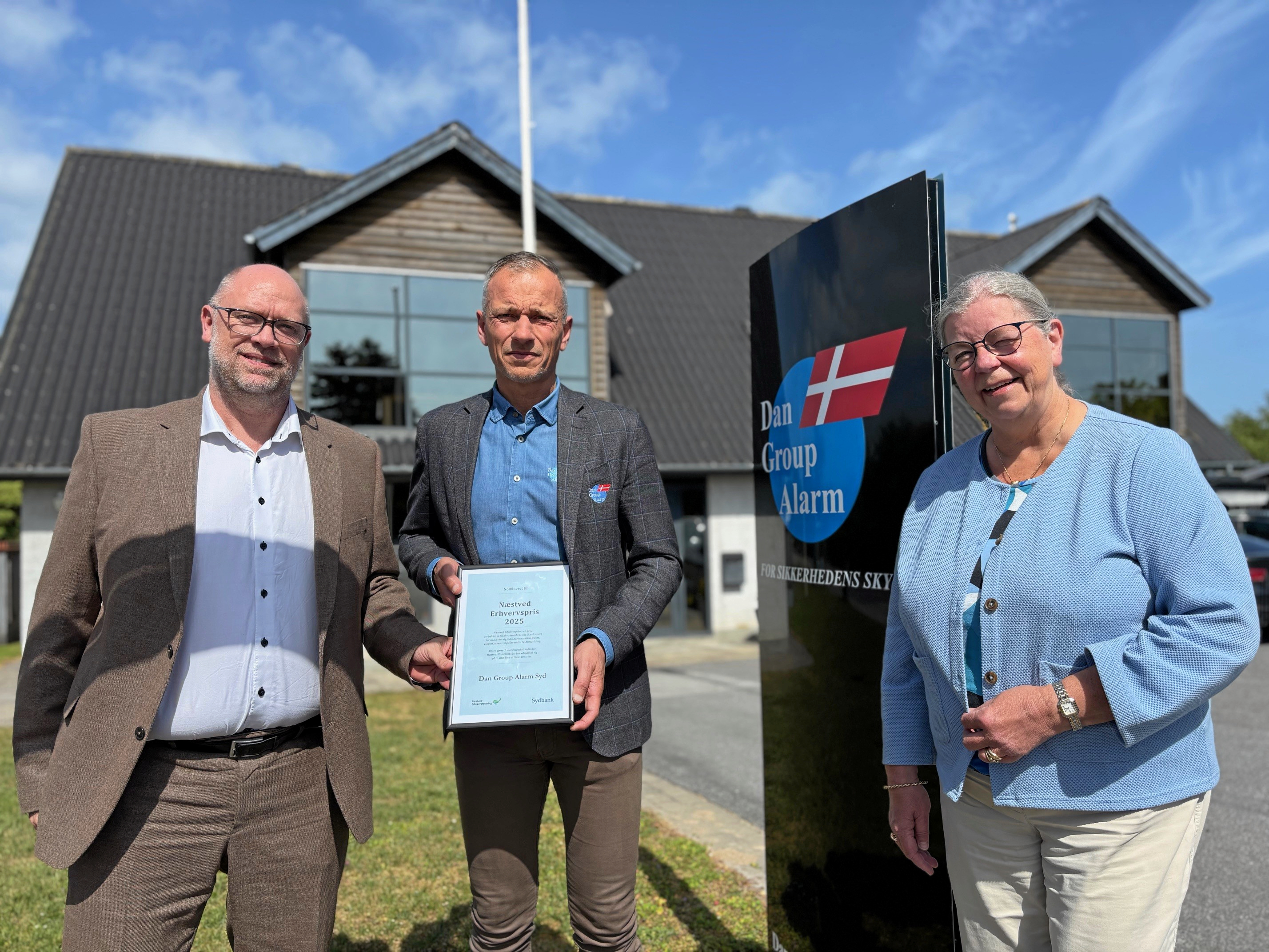 Den første nominerede til årets erhvervspris er på plads. Her er tale om Dan Group Alarm, hvor ejer og direktør Claus Lundsgaard Agerlund Rasmussen står i midten med beviset på nomineringen sammen med Næstved Erhvervsforenings forperson Helle Andresen og områdesdirekt'ør fra Sydbank Kasper Bæk.