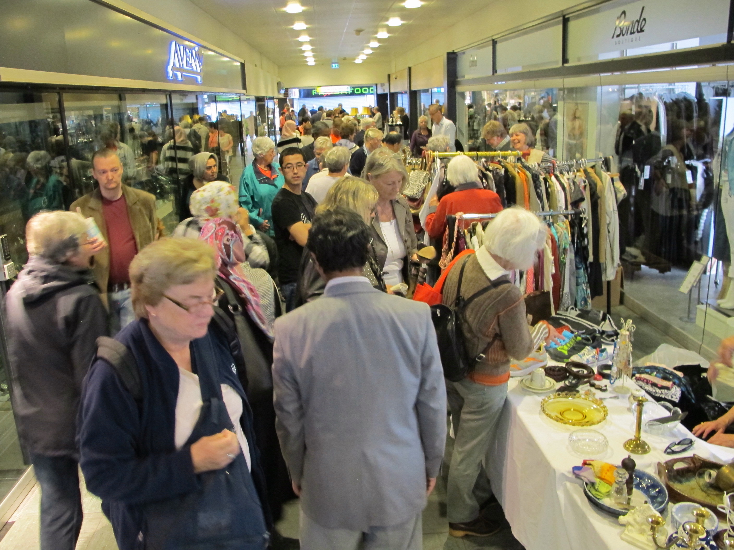 Loppemarkedet er arrangeret af Glostrup Vestegnens Rotary Klub.
