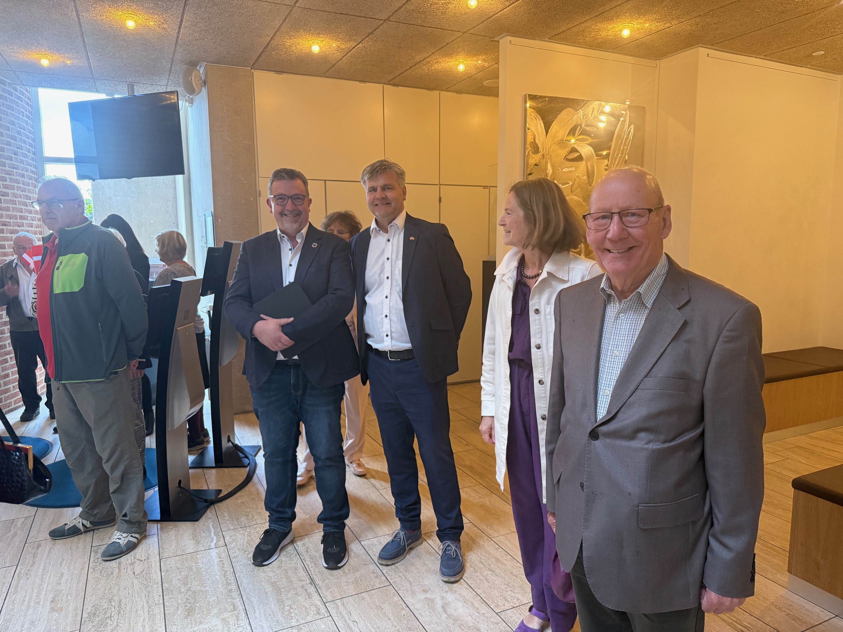 Thomas Lykke Pedersen (S) bød torsdag velkommen på rådhuset til den tyske delegation fra venskabsbyen Bad Berleburg. Her står han ved siden af sin tyske borgmesterkollega, Bernd Fuhrmann.