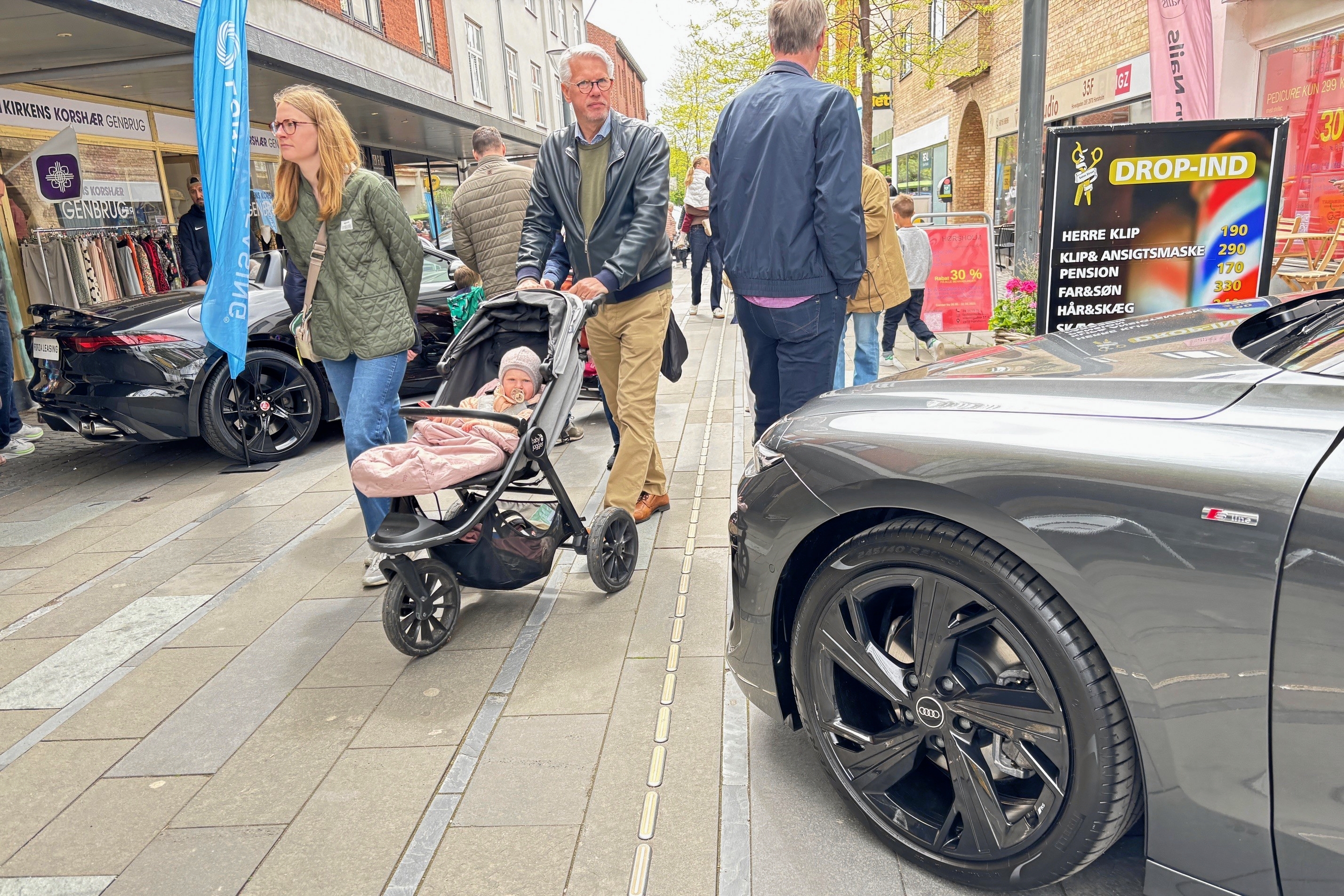 Store køretøjer med mange hestekræfter og mindre køretøjer med rugbrødsmotor mødtes i gågaden i Hørsholm i lørdags til årets biludstilling. - Morten Timm Store køretøjer med mange hestekræfter og mindre køretøjer med rugbrødsmotor mødtes i gågaden i Hørsholm i lørdags til årets biludstilling.