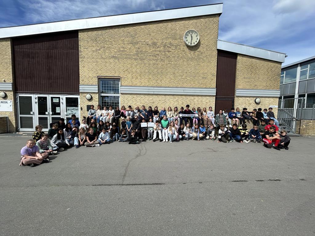 Temaet for skolens emneuge, "Verdensdele", satte retningen for årets Dagmardag. Her havde lærere, elever og forældre arbejdet sammen om at skabe en meningsfuld og lærerig uge.