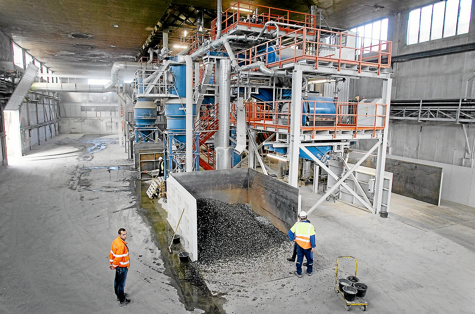 I 2015 stod dette nye anlæg klar hos Reiling til udnyttelse af udskuddet - det glas, som blev kasseret i første omgang efter at have været en tur gennem det almindelige glasknusningsanlæg. Det moderne anlæg sikrer nu den lokale virksomhed en ny aftale om håndtering af genbrugsglas.