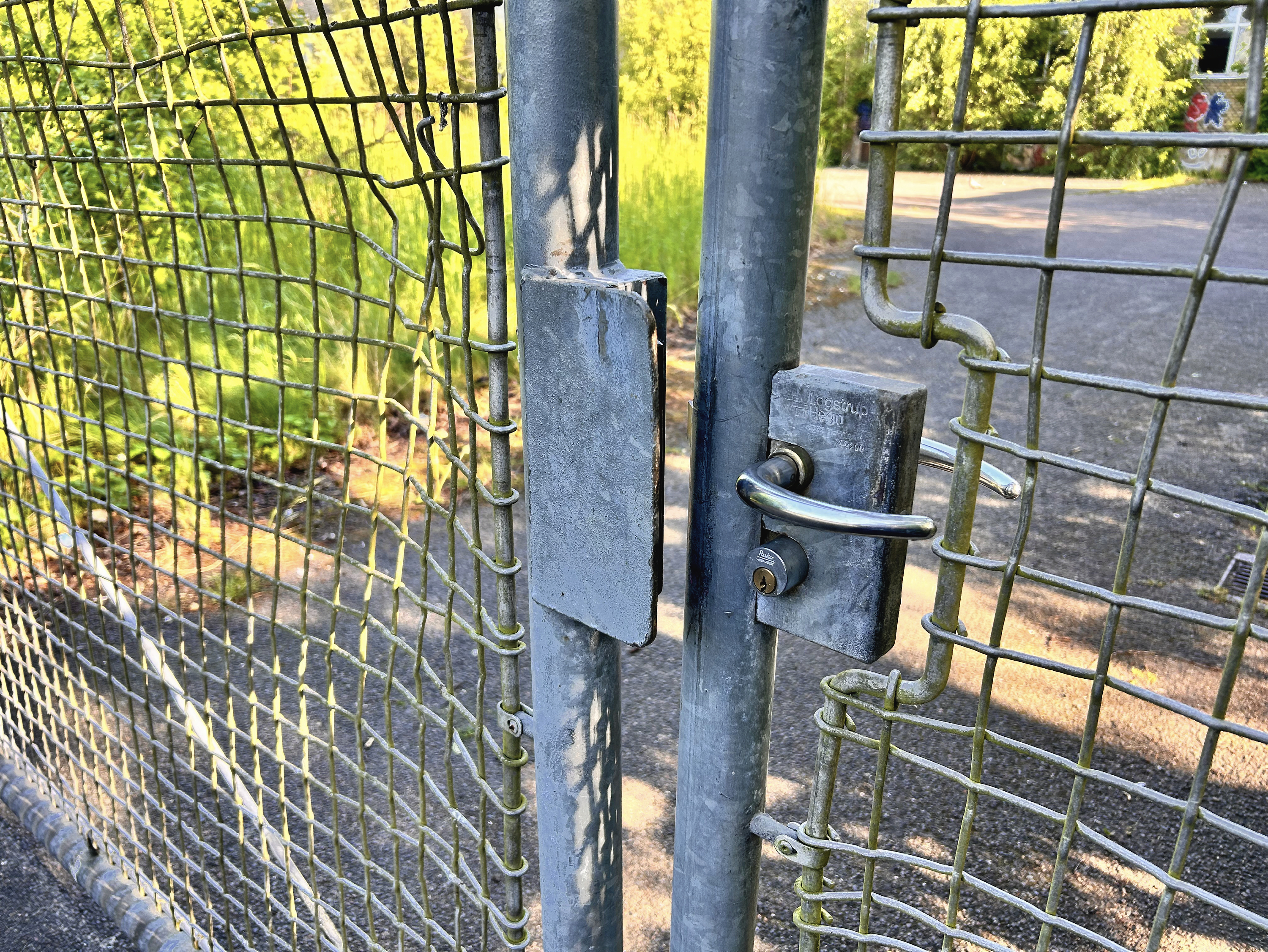 I lang tid har grunden faldet hen. Først det seneste års tid er det private område blevet lukket af, efter det har været ganske tilgængeligt, som redaktionen fandt ud af i sommer, hvor billedet er taget..